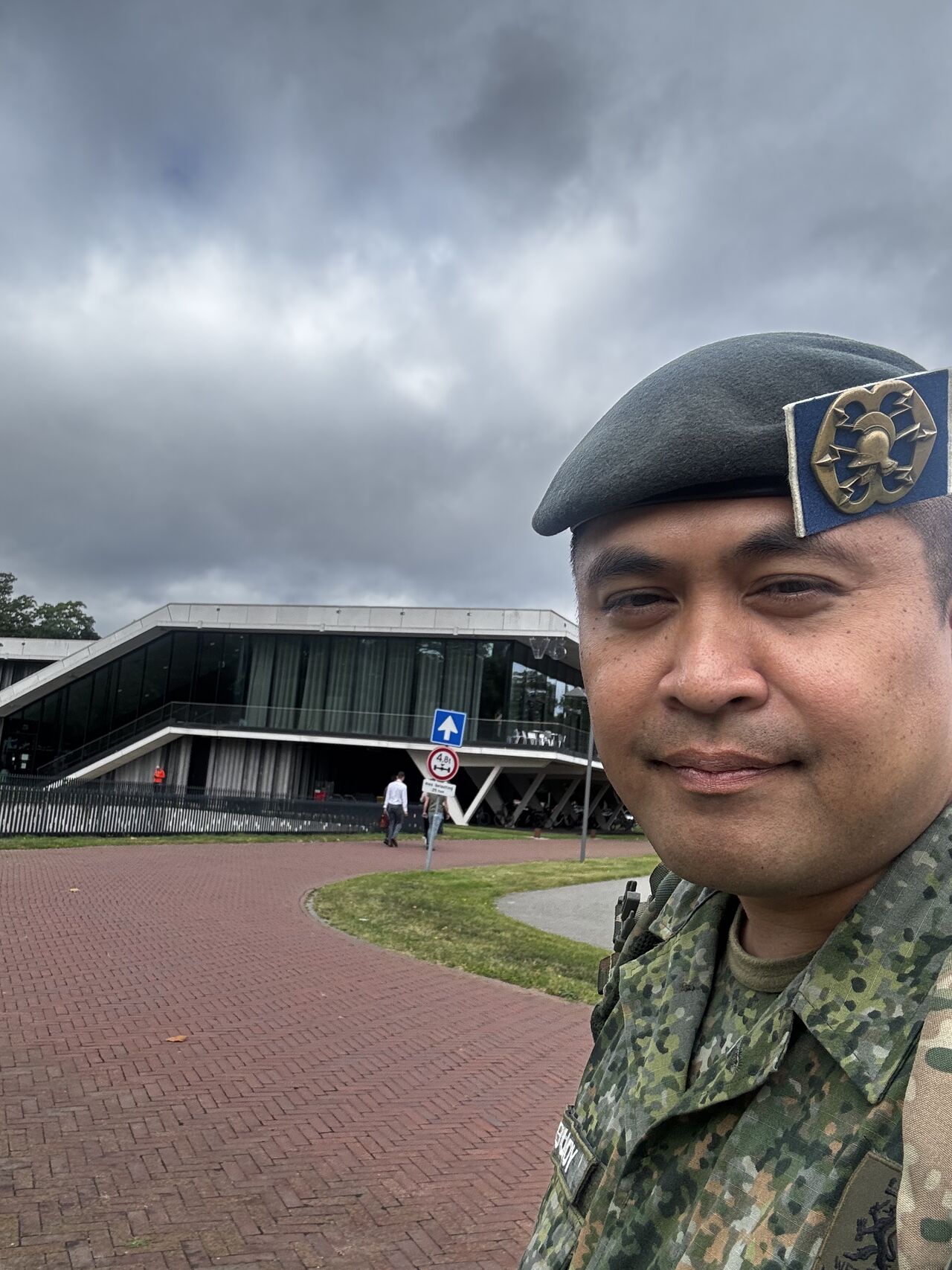 Vandaag te gast op de Kromhoutkazerne. Ik mag een gastles geven aan IT Young Professionals. Heb er zin in!

[Alt-tekst in foto]

#defensie #dosco #clas #dcpl #werkenbijclas #koninklijkelandmacht #landmacht #werkenbijdefensie #buddybijdefensie #buddy #verbindingdienst #verbindelaar #defensieinclusief #diversiteit #inclusie