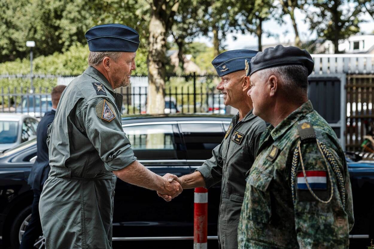 Koning bijgepraat over luchtmachttaken in ruimtedomein

De toekomst van de luchtmacht en daarin de plek voor het ruimtedomein. Iets waar koning Willem-Alexander veel interesse in heeft. Hij liet zich hierover gisteren bijpraten op het hoofdkwartier in Breda.

De geopolitieke strijd speelt zich steeds meer af in de ruimte. Voor onder meer navigatie, communicatie, observatie en ‘intelligence’ is Defensie sterk afhankelijk van satellieten en satellietsystemen.

Daarnaast is ‘space’ niet enkel meer een domein dat anderen ondersteunt. Niet voor niets heet het vliegende krijgsmachtdeel sinds enkele maanden Commando Lucht- en Ruimtestrijdkrachten.

De Koning kreeg onder meer uitleg over te ontwikkelen capaciteiten. Denk aan satellieten en telescoopsystemen. Om het ruimtedomein vorm te geven zet de luchtmacht in op het zogeheten nationaal ecosysteem. Dit moeten industrie, kennisinstellingen en Defensie met elkaar vormen. Daarmee draagt het commando ook bij aan internationale samenwerkingsverbanden zoals de NAVO.

Koningshuis en krijgsmacht

Niet alleen de Koning bezoekt regelmatig de krijgsmacht. Ook andere leden van het koningshuis zijn betrokken bij de militaire organisatie. Zo nam koningin Maxima onlangs actief deel aan grensverleggende activiteiten bij een officiersopleiding . En neem kroonprinses Amalia. Zij doopte in februari een nieuw bevoorradingsschip. Ook was zij met haar vader bij de uitreiking van de standaard voor het nieuwe tankregiment dat haar naam draagt. En ‘last but not least’: eind deze maand gaat Amalia als werkstudent aan de slag bij het Defensity College.

Bron: www.defensie.nl

[Alt-tekst in foto]

#defensie #dosco #clas #dcpl #werkenbijclas #koninklijkelandmacht #landmacht #werkenbijdefensie #buddybijdefensie #buddy #verbindingdienst #verbindelaar #defensieinclusief #diversiteit #inclusie