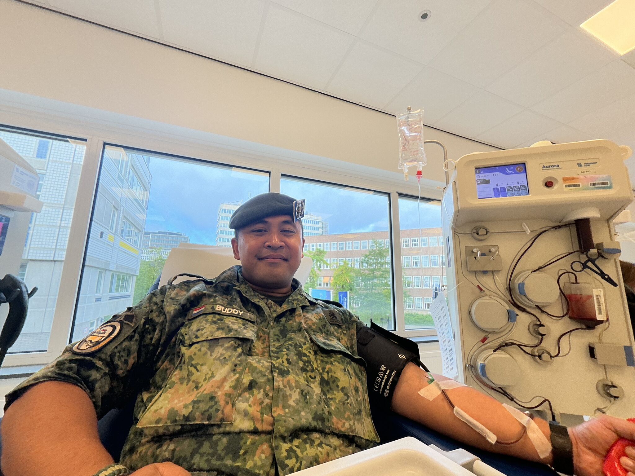 Vanochtend mijn zesde plasma (820 ml) donatie gedaan van 2025.

Plasma is een gele vloeistof waarin rode bloedcellen, witte bloedcellen en bloedplaatjes rondzwemmen. Het bestaat voor ongeveer 90% uit water en voor ongeveer 10% uit eiwitten, zouten, vetten en suikers.

Plasma is de bloedvloeistof die je bloedcellen door je lichaam vervoert. In plasma zitten allerlei nuttige stoffen opgelost, zoals zouten, glucose (suikers), hormonen en lipiden (vetten). Naast transport zorgt plasma ervoor dat je lichaam afkoelt als je het te warm hebt en opwarmt als je het te koud hebt. 

Plasma wordt als infuus gegeven bij ernstige verwondingen en is de grondstof voor geneesmiddelen die onmisbaar zijn voor tienduizenden patiënten in Nederland.

Wist jij dat het Ministerie van Defensie een eigen bloedbank heeft en dit in nauwe samenwerking is met Sanquin. Meer informatie hierover kan je via de volgende link terug vinden https://lnkd.in/es-x7g7Q

Wil je donor worden kijk dan op https://www.sanquin.nl

[Alt-tekst in foto]

#defensie #dosco #clas #dcpl #werkenbijclas #koninklijkelandmacht #landmacht #werkenbijdefensie #buddybijdefensie #buddy #verbindingdienst #verbindelaar #defensieinclusief #diversiteit #inclusie
