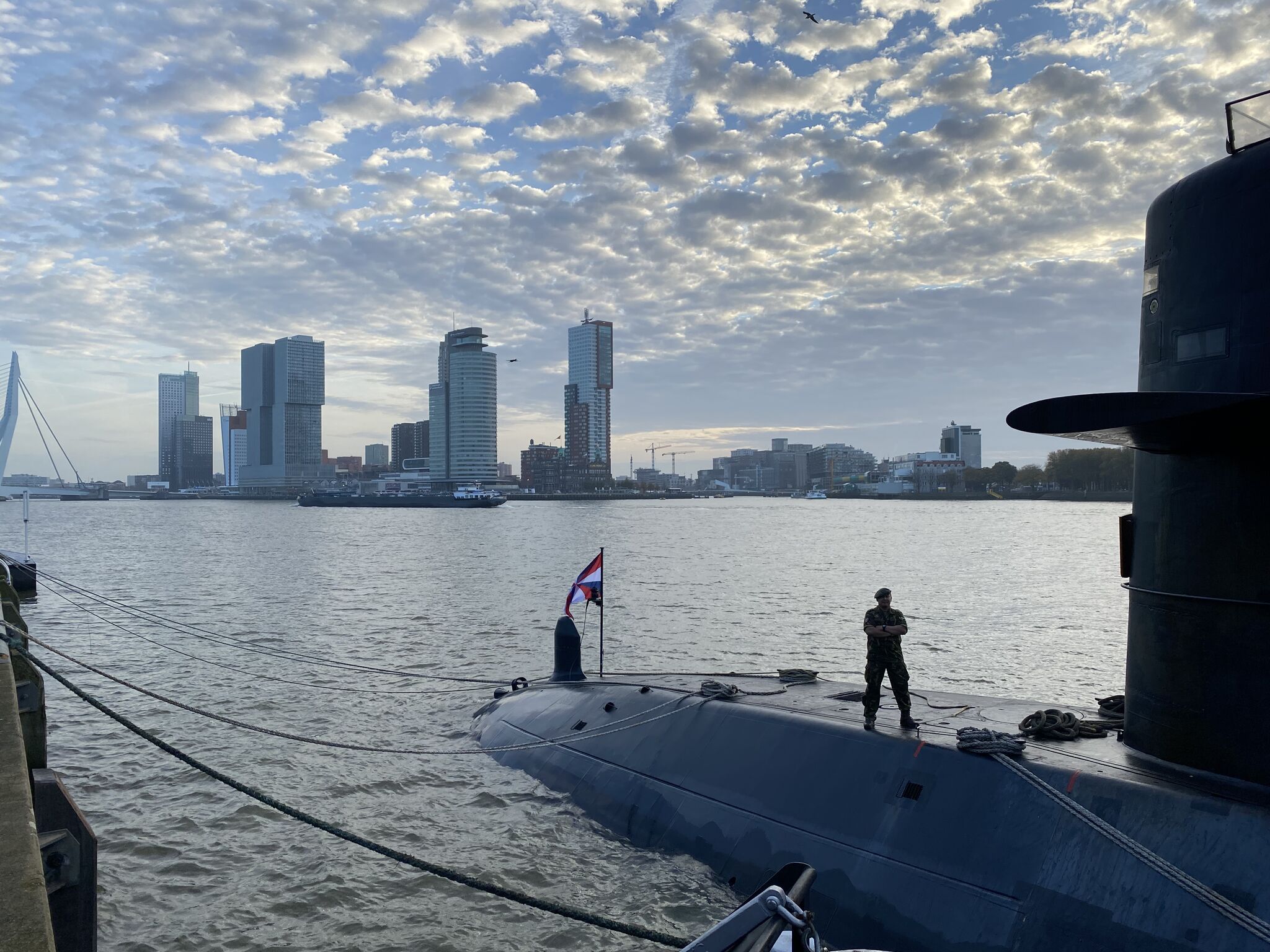Throw Back Thursday

Deze foto was gemaakt op 18 november 2021. Je ziet mij op de voordek van de Zr. Ms. Zeeleeuw en op de achtergrond de Wilhelmina kade. Gelukkig wordt ik als Landmacht recruiter niet alleen in gezet voor de Koninklijke Landmacht maar wordt ik voor alle krijgsmachtonderdelen ingezet betreft werving. 
 
Mooi voorbeeld, dit weekend sta ik op de Wereldhavendagen in Rotterdam. Ik ben te vinden op de Parkkade en dan specifiek de “Innovatie” tent. Dus ben je van plan dit weekend de Wereldhavendagen te bezoeken? Vergeet dan niet bij mij langs te komen!

[Alt-tekst in foto]

#defensie #dosco #clas #dcpl #werkenbijclas #koninklijkelandmacht #landmacht #werkenbijdefensie #buddybijdefensie #buddy #verbindingdienst #verbindelaar #defensieinclusief #diversiteit #inclusie #throwbackthursday #tbt