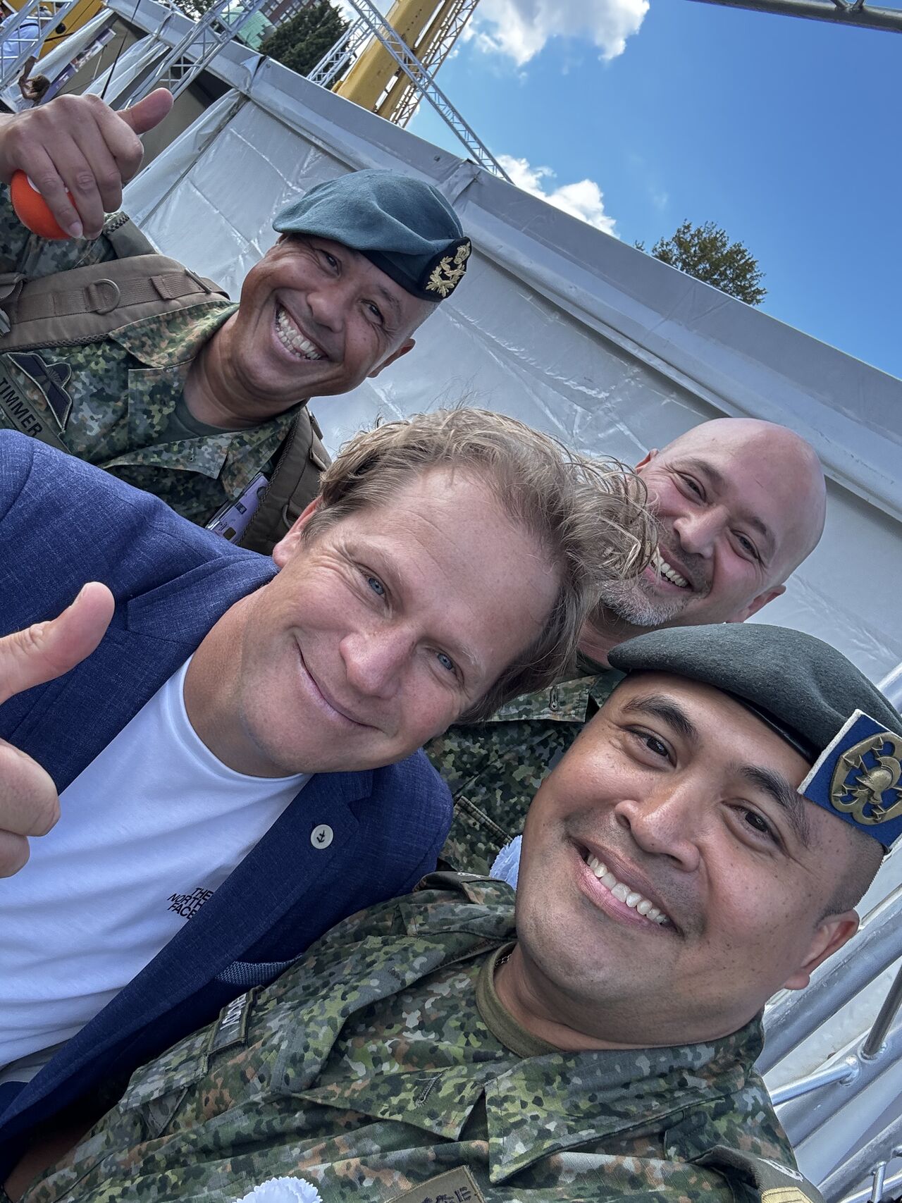 Wereldhavendagen Rotterdam 2025

Ben jij van plan om vandaag naar de Wereldhavendagen te komen in Rotterdam? Vergeet dan niet langs mij langs te komen. Ik sta in de “Innovatie” tent tegen over de Zr.Ms. Snellius op de Parkkade.

Gisteren veel bezoekers gehad waaronder mensen die ik alleen nog online kende maar ook veel oude bekende gezien en gesproken. Zelfs demissionair Staatssecretaris van Defensie - Gijs Tuinman kwam even een praatje maken. Dus ben je in de buurt kom dan gezellig langs!

[Alt-tekst in foto]

#defensie #dosco #clas #dcpl #werkenbijclas #koninklijkelandmacht #landmacht #werkenbijdefensie #buddybijdefensie #buddy #verbindingdienst #verbindelaar #defensieinclusief #diversiteit #inclusie