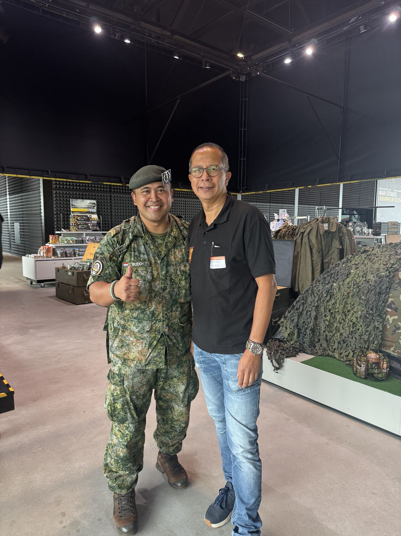 Gisteren waren wij aanwezig op het stagenetwerkdag dat in de Nationale Militiare Museum was georganiseerd. Doel van deze dag was stagiairs die bij Defensie een stage liepen zo goed mogelijk te informeren over hun mogelijkheden bij ons.

Was leuk om te zien dat sommige stagiairs mij nog herkende aangezien ik hun had geholpen bij een stage bij ons. Doet me ook deugt dat de meeste stagiairs bij ons willen blijven werken.

[Alt-tekst in foto]

#defensie #dosco #clas #dcpl #werkenbijclas #koninklijkelandmacht #landmacht #werkenbijdefensie #buddybijdefensie #buddy #verbindingdienst #verbindelaar #defensieinclusief #diversiteit #inclusie
