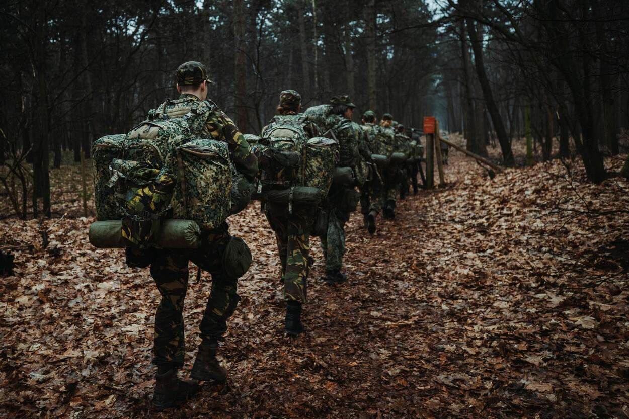 Ook Nationale-Nederlanden reikt de hand voor veilig en weerbaar land
 
Nationale-Nederlanden (NN) biedt haar medewerkers meer ruimte wanneer die als reservist bij Defensie aan de slag gaan. De financiële dienstverlener en het ministerie legden dat gisteren vast in een convenant. Hiermee draagt NN bij aan de veiligheid en weerbaarheid van Nederland.
 
Reservisten combineren hun baan met deeltijdwerk bij Defensie. Denk aan bijdragen aan crisisbeheersing, cyberveiligheid of logistieke ondersteuning. Met de nieuwe reservistenregeling krijgt NN-personeel extra verlofdagen voor trainingen, opleidingen of inzetmomenten. Daarmee maakt het bedrijf het mogelijk om werk en dienstbaarheid aan de samenleving te combineren.
 
20.000 in 2030
 
Defensie werkt in hoog tempo toe naar een schaalbare krijgsmacht. De organisatie moet in staat zijn flexibeler en sneller in te spelen op de toegenomen dreigingen. Dat betekent: snel opschalen in aanloop naar een conflictsituatie en snel afschalen wanneer dat weer mogelijk is. Reservisten spelen daarin een belangrijke rol. Defensie wil daarom in 2030 minstens 20.000 van deze deeltijdmilitairen in dienst te hebben.
 
De militaire organisatie heeft al meerdere afspraken met bedrijven die reservisten in dienst hebben. Zo sloot Defensie recent overeenkomsten met KPMG, de Rabobank en bouwbedrijf Heijmans.
 
Bron: www.defensie.nl
 
[Alt-tekst in foto]
 
#defensie #dosco #clas #dcpl #werkenbijclas #koninklijkelandmacht #landmacht #werkenbijdefensie #buddybijdefensie #buddy #verbindingdienst #verbindelaar #defensieinclusief #diversiteit #inclusie 