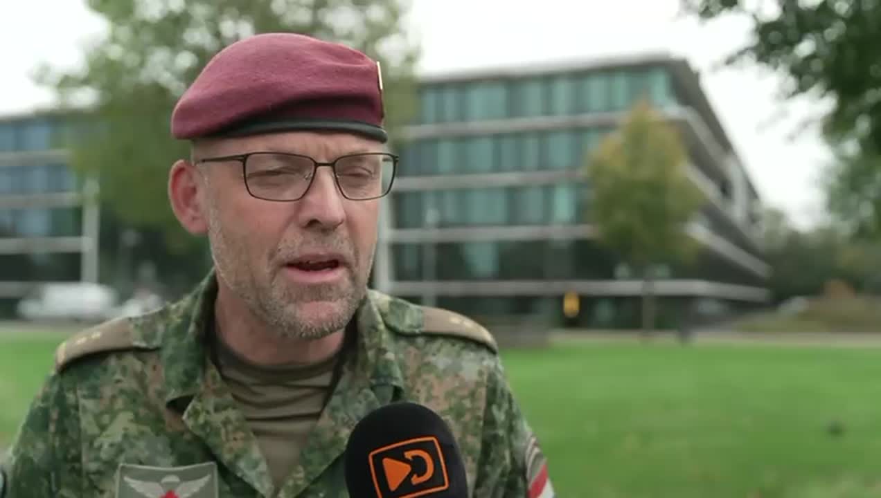 Stel dat er een grote ramp gebeurt 🚌💥⛰️en meerdere (militaire) collega’s zijn daarbij betrokken… je moet er niet aan denken… Maar als het gebeurt wil je zorgvuldig omgaan met het te brengen nieuws aan de relaties van onze collega’s 😢🤕.

Onze personeelsdiensten hebben daarin een taak en voor die taak zijn wij woensdag getraind. Niet alleen #PDOTCo maar ook Personeelsdienst 43 Gemechaniseerde Brigade waren woensdag aan de beurt om de telefooncentrale en de ontvangsthal voor naasten te bemannen. Hoe zo’n oefening eruit ziet werd in beeld gebracht door de collega’s van het #defensiejournaal (item 9 oktober). 

Dank aan DT&O, G1, bureau thuisfrontzaken, Defensie Ondersteuningscommando, PLC en nog vele anderen die zich hebben ingezet om er een waardevolle dag van te maken. 

Hopelijk hoef ik het nooit in het echt te doen 🙏 maar als het moet ben ik erbij 🗣️☎️ #tijdvoordefensie #werkenbijdefensie #koninklijkelandmacht