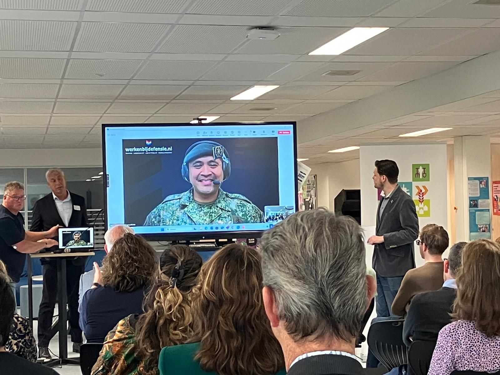 Vorige week was ik uitgenodigd voor de Kick-off Sectortafel IT Haarlemmermeer. Een startbijeenkomst voor bedrijven, onderwijs en gemeente rond samenwerking in de IT-sector Haarlemmermeer. Ik mocht mijn verhaal vertellen over hoe ik bij Defensie ben gekomen en wat ik allemaal als militaire IT’er heb gedaan.

Door drukke agenda kon ik helaas niet in persoon aanwezig zijn (Ik was op een recruitment opdracht in Leiden) maar gelukkig denken wij in oplossingen en kon ik digitaal aansluiten en zo mijn verhaal vertellen.

Belangrijkste van mijn verhaal is denk ik dat het niet uitmaakt waar je vandaan komt en/of heb meegemaakt dat dat jouw toekomst niet bepaalt!

[Alt-tekst in foto]

#defensie #dosco #clas #dcpl #werkenbijclas #koninklijkelandmacht #landmacht #werkenbijdefensie #buddybijdefensie #buddy #verbindingdienst #verbindelaar #defensieinclusief #diversiteit #inclusie