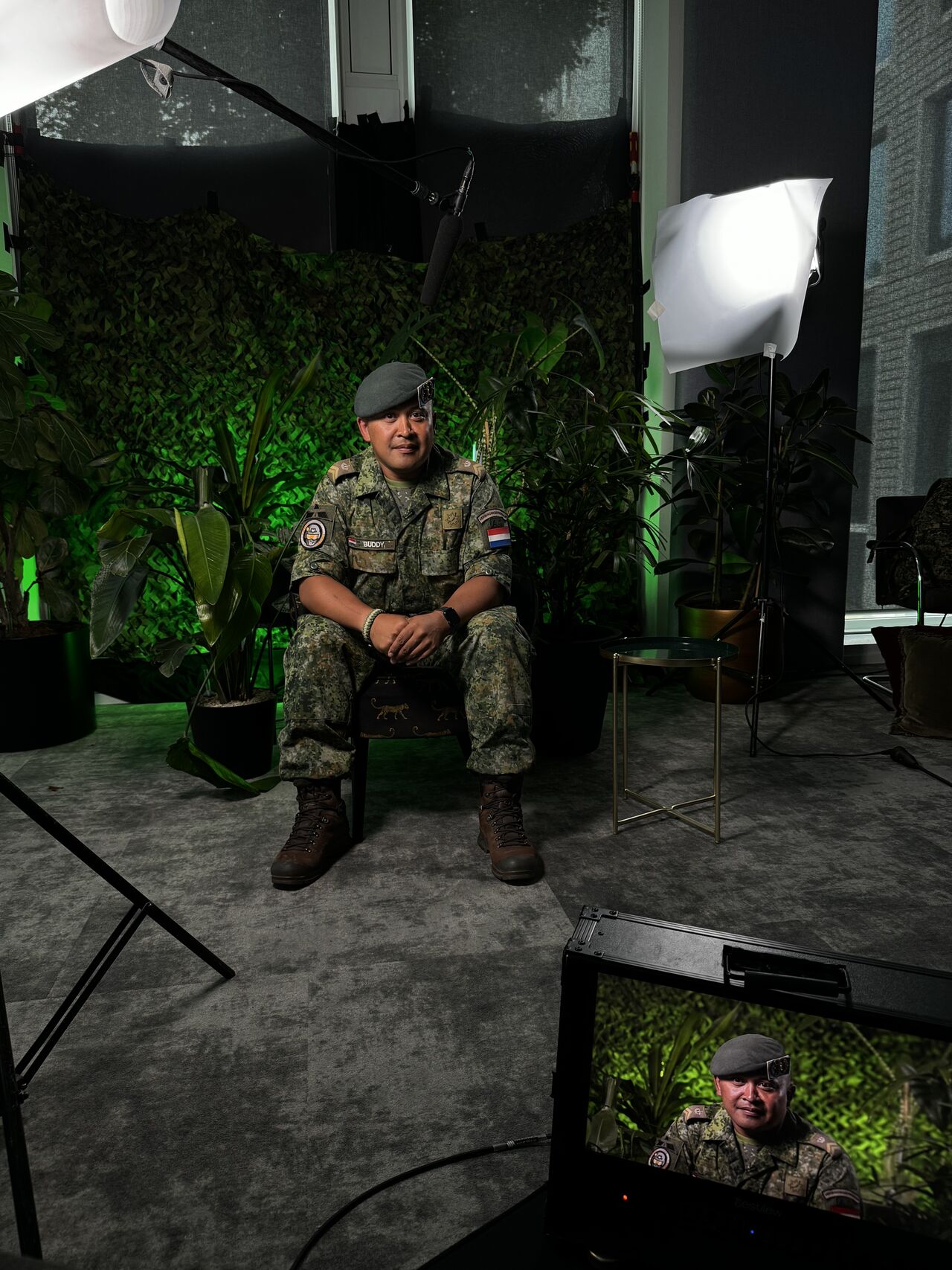 Spreker vanuit Defensie

Wist jij dat je een defensiemedwerker als spreker kan aanvragen? Defensiemedewerkers zetten zich overal in de wereld in voor vrede, veiligheid en vrijheid. Over wat dat werk inhoudt gaan wij graag met de samenleving in gesprek.

Ik maak sinds kort deel uit van de “sprekerspool”. Door middels van storytelling vertel ik mijn persoonlijk verhaal. Aan de hand daarvan geef ik inzicht in het werk van de Krijgsmacht en alles wat daar bij komt kijken.

Je kunt mij voor de volgende onderwerpen aanvragen:
- Leiderschap bij Defensie;
- Kameraadschap bij Defensie;
- Werken onder extreme omstandigheden;
- Persoonlijke verhalen rond missies (zoals Afghanistan en Bosnië);
- Diversiteit bij Defensie;
- Omgaan met tegenslagen.

Via de volgende link kan je mij of één van mij collega’s (zonder kosten) aanvragen: https://lnkd.in/djTm6he

[Alt-tekst in foto]

#defensie #dosco #clas #dcpl #werkenbijclas #koninklijkelandmacht #landmacht #werkenbijdefensie #buddybijdefensie #buddy #verbindingdienst #verbindelaar #defensieinclusief #diversiteit #inclusie