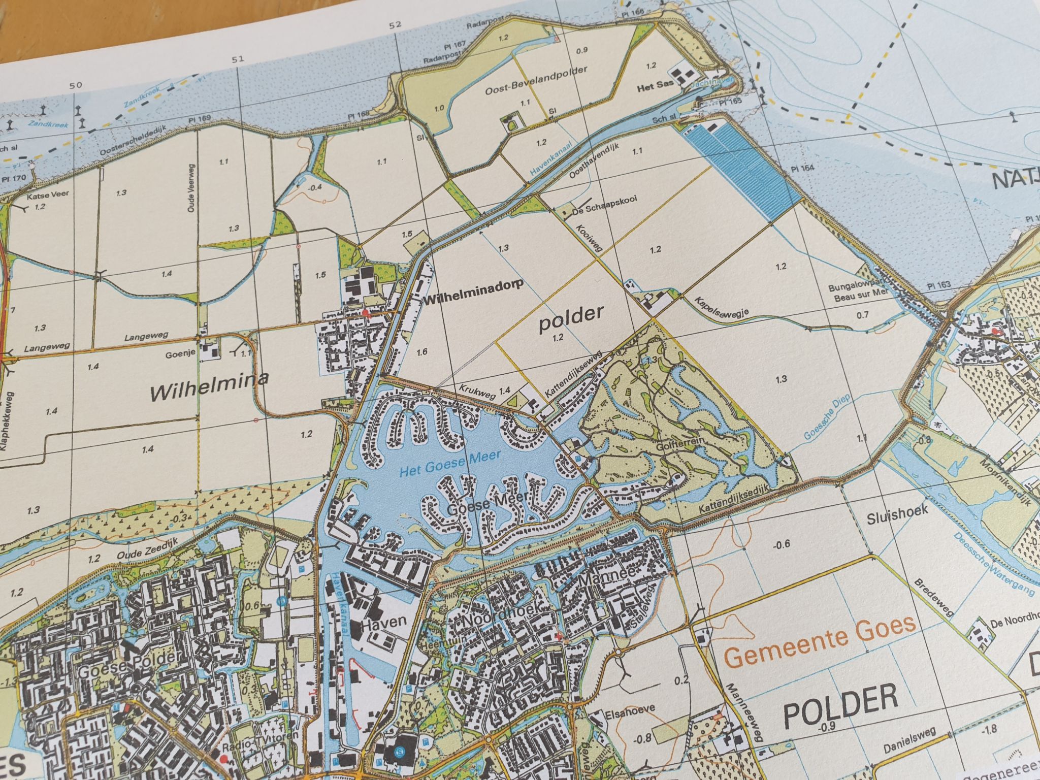 Soms komen er cursisten bij ons die iets willen leren om zo goed mogelijk voorbereid aan hun carrière te beginnen. 

De cursist van afgelopen vrijdag was in afwachting van zijn start bij defensie en wilde ter voorbereiding meer weten over navigatie.

Je kunt hieraan zien hoe gemotiveerd iemand is om er echt iets van te maken.

Niet alleen toekomstige militairen maken van deze mogelijkheid gebruik. Ook mensen die aan het werk willen in de buitensport. Of coaches die met hun praktijk iets 'buiten' willen gaan doen.

Naast navigatie kun je via onze cursussen ook kennismaken met andere aspecten waar je iets aan kunt hebben bij je toekomstige carrière als militair, buitensportinstructeur/-gids of coach. 

https://lnkd.in/e8HCnbir 

#werkenbijdefensie