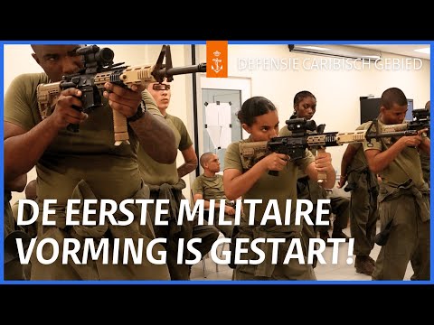 In “De weg naar Caribisch Militair” volg je de eerste militaire opleiding van Arubaanse en Curaçaose militairen 🫡    In 7 maanden leren de deelnemers alles over discipline, training en teamwork op de kazernes van Curaçao en Aruba.

In deze eerste aflevering maken de deelnemers kennis met de kazerne, hun medecursisten, leggen ze sporttesten af en passen ze hun militaire uitrusting. 🎥

⚓ Abonneer om niks te missen ⇨ https://bit.ly/KoninklijkeMarine_abonneren

De Caribische militairen zijn onderdeel van Defensie in het Caribisch gebied en vormen een militaire eenheid op de eilanden Aruba, Curaçao en Sint-Maarten. Ze zorgen voor veiligheid, handhaving en ondersteuning bij noodsituaties in de regio.

Ook werken als militair in het Caribisch gebied? Meld je dan aan via: https://werkenbijdefensie.nl/werken-als-caribische-militair
 
⚓ De Koninklijke Marine zet zich met vloot en mariniers wereldwijd in voor veiligheid op en vanuit zee. In Nederland en in het buitenland helpt de marine bij crisisbeheersingsoperaties, humanitaire hulpoperaties en bij rampen. De Koninklijke Marine is het oudste onderdeel van de Nederlandse krijgsmacht. Wil jij werken bij de Koninklijke Marine? Neem dan een kijkje op: https://werkenbijdefensie.nl/marine

⚓ De schepen bij de marine heten ook wel vlooteenheden. Er zijn 3 categorieën vlooteenheden: grote bovenwatereenheden (6 fregatten, 2 amfibische transportschepen, 1 logistiek ondersteuningsschip, 4 patrouillevaartuigen), kleine bovenwatereenheden (6 mijnenbestrijdingsvaartuigen, 2 hydrografische opnemingsvaartuigen, 1 torpedowerkschip, 1 ondersteuningsvaartuig in het Caribisch gebied,  1 zeilend opleidingsschip, 1 marineopleidingsvaartuig en 4 duikvaartuigen) en onderwatereenheden (4 onderzeeboten van de Walrus-klasse).

⚓ Volg de Koninklijke Marine:
Instagram ⇨ https://www.instagram.com/koninklijkemarine/ & https://www.instagram.com/korpsmariniers1665/ & https://www.instagram.com/defensiecaribischgebied/
Facebook ⇨  https://www.facebook.com/KoninklijkeMarine & https://www.facebook.com/korpsmariniers1665 & https://www.facebook.com/DefensieCaribischGebied/
Twitter ⇨ https://twitter.com/kon_marine & https://twitter.com/korpsmariniers & https://twitter.com/DefensieCarib
LinkedIn ⇨  https://www.linkedin.com/company/koninklijkemarine & https://www.linkedin.com/in/korpsmariniers1665/
Website ⇨ https://www.marine.nl 

⚓ Check ook het kanaal van:
Ministerie van Defensie ⇨ https://www.youtube.com/user/defensie
Koninklijke Landmacht ⇨ https://www.youtube.com/c/KoninklijkeLandmacht
Koninklijke Luchtmacht ⇨ https://www.youtube.com/c/Luchtmacht
Koninklijke Marechaussee ⇨ https://www.youtube.com/c/KoninklijkeMarechausseeofficieel
Werken bij Defensie ⇨ https://www.youtube.com/user/werkenbijdefensie

#KoninklijkeMarine #Marine