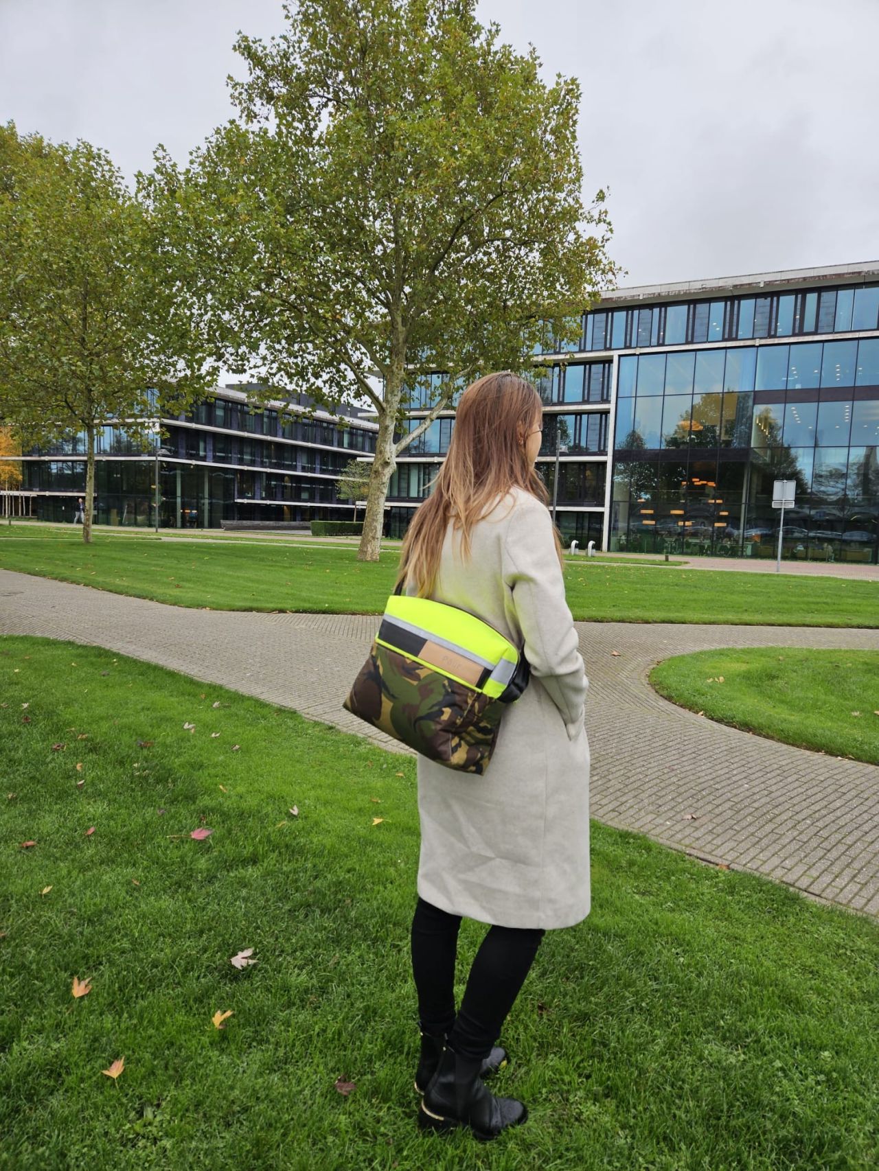 Een tas vol verhalen… ♻️

Volgende week sta ik op de Defensie Basecamp in Rotterdam: hét event waar je kunt ontdekken hoe veelzijdig Defensie is. Iedereen kent de uniformen, maar achter Defensie schuilt veel meer: innovatie, duurzaamheid, verbinding en groei. En ik ben trots dat ik daar een bijdrage aan mag leveren. 🍀

Deze tas is een product van Commando Materieel en IT: wij voorzien de Nederlandse krijgsmacht van wat nodig is: het beste materieel en de beste IT. In samenwerking met de Biga Groep (sociaal werkbedrijf) en Dienst Justitiële Inrichtingen werd deze tas geproduceerd als cadeau voor de delegatieleden van de NAVO-top. Hoe bijzonder!🙏🏻 

Als Defensie werken we samen aan iets groters, met respect voor waar we vandaan komen. Zie ik jou volgende week? 🤩

🔗 https://lnkd.in/eARRNE49

Categorie Bedrijfskleding Rijk Sabrina de Leest Joint IV Commando  

#WerkenbijDefensie #Basecamp