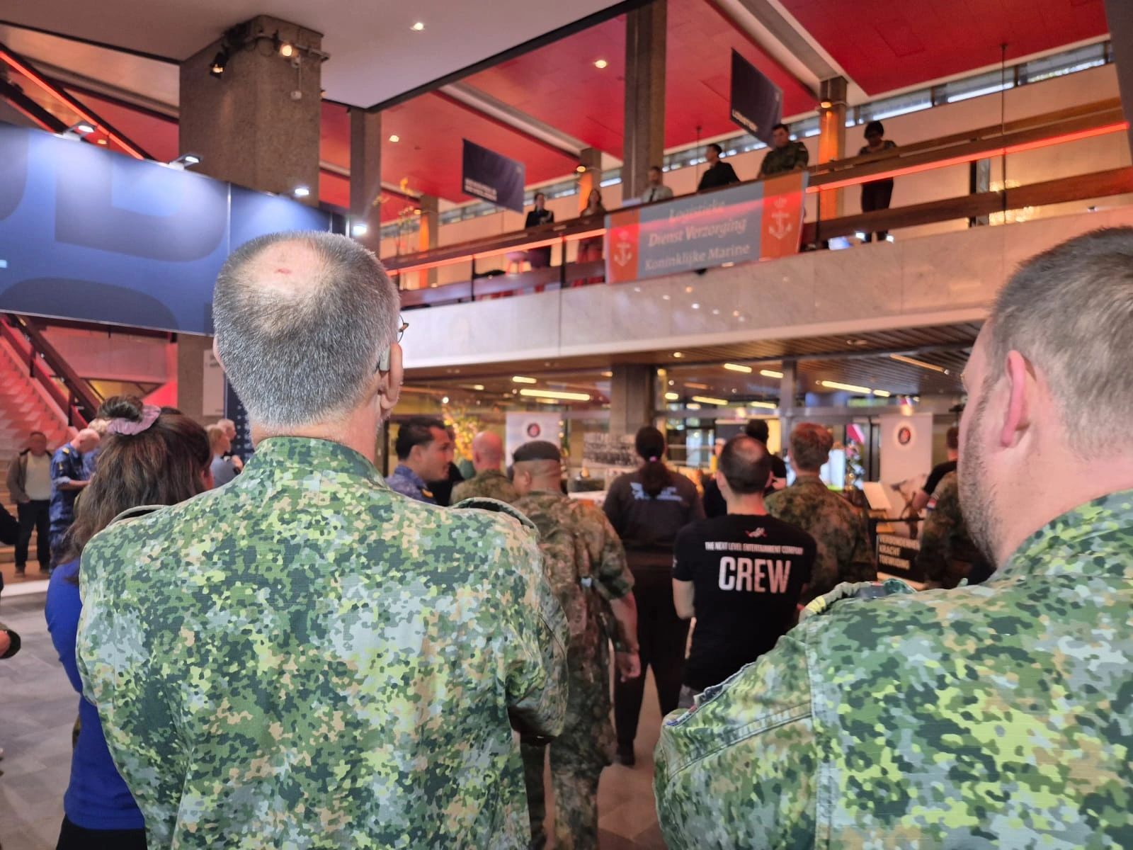Het is gezellig druk op de banenbeurs van Defensie. Ik heb al veel mensen gesproken die geïnteresseerd zijn in een baan met betekenis. Base Camp Defensie vindt vandaag en morgen plaats in De Doelen in Rotterdam #Defensie #dosco #werkenbijdefensie