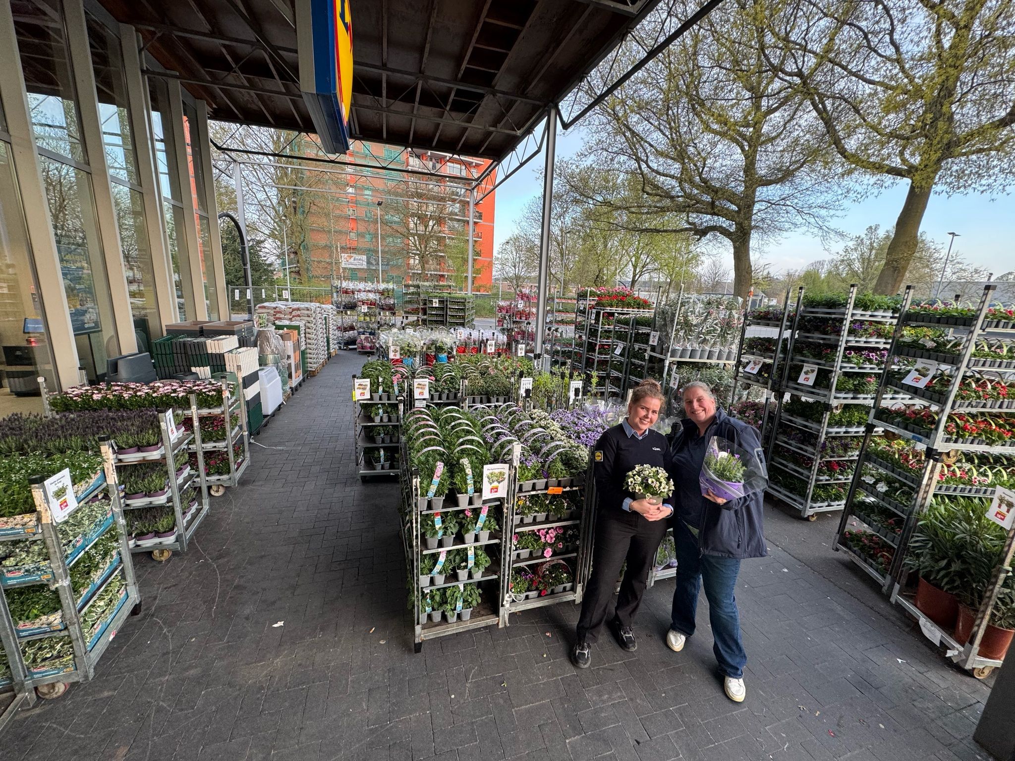 Bij Lidl Karregat, daar is het feest,
Waar Roos en Caresse je helpen het meest.
Met bloemen en planten, zo fris en fijn,
Laat jouw huis of tuin een feestje zijn! 🌼🌸

Filiaal 177 is er klaar voor!
#werkenbijlidl #teamlidl #lidlbitproud