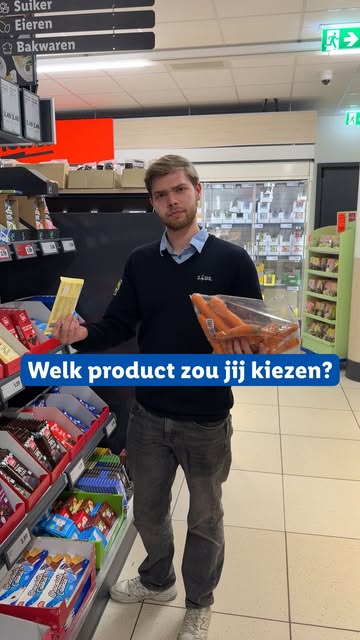 Sommige klanten hebben duidelijk niet dezelfde spiegel vaardigheden. 🤔 Tussen welke 2 producten zou jij nooit kunnen kiezen? 😤

#teamlidl #werkenbijlidl #supermarkt #lifechoices #keuzestress