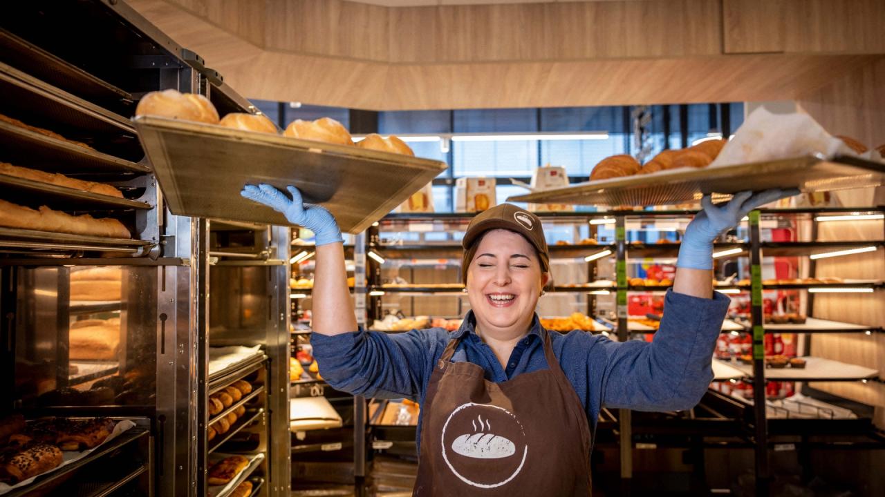 Vandaag toonden we ons magazijn en onze werking aan de leerlingen van Campus de Helix in Maasmechelen. Van het ontvangen van goederen tot het verzenden van ons afval; alles kwam aan bod. 

Wat fijn om gemotiveerde, jonge mensen bezig te horen met zin voor de toekomst. 

Ben je ook gemotiveerd? Wil je werken in de vakanties of kan je door de week na school? Ik ben nog op zoek naar gemotiveerde studenten regio Maasmechelen & Lanaken. Solliciteer online!

#Lidl #werkenbijLidl #campusdehelix