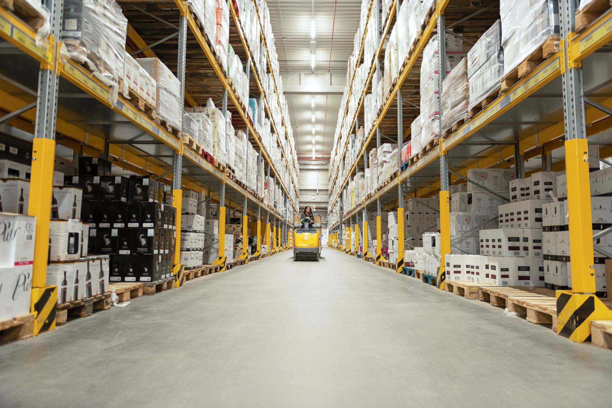 🚛 Op zoek naar een leerzame en actieve stage in de logistiek?
📍 Heerenveen | 32-40 uur | Mbo-niveau

Bij Lidl krijg je als stagiair(e) in ons distributiecentrum in Heerenveen de kans om écht mee te draaien in de logistieke operatie. Je leert hoe we dagelijks duizenden producten op tijd in de winkels krijgen en draagt daar zelf aan bij. 💪

🔍 Wat ga je doen?
Meewerken in het hart van onze logistiek
Ondersteunen bij het verbeteren van processen
Leren van ervaren collega’s in een dynamische omgeving

🎯 Wat zoeken we?
Je volgt een MBO-opleiding in de richting van logistiek
Je bent leergierig, nauwkeurig en een echte aanpakker
Je bent beschikbaar voor 32-40 uur per week

❤️ 💙 💛  Wat bieden wij?
Een stagevergoeding
Begeleiding door ervaren professionals
Een kijkje achter de schermen bij één van de grootste retailers van Nederland

👉 Interesse of ken je iemand die perfect past? Bekijk de vacature en solliciteer via:
https://lnkd.in/euP53Y66

#stageplek #teamlidl #logistiek #Mbostage #Lidl #Heerenveen #werkenbijLidl