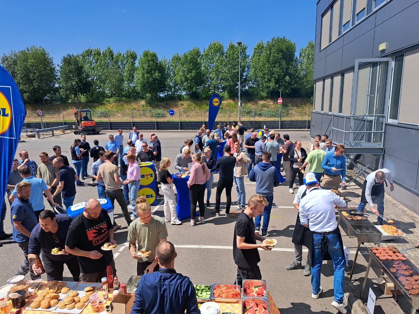 Altijd geslaagd een pre-summer BBQ speciaal voor onze supermarktmanagers, rayonmanagers, collega’s van het distributiecentrum en regiokantoor. Welverdiend! 

Op naar de volgende gezamenlijke succesvolle periode 💪 😁 ! 

Nogmaals bedankt namens Frank Dortmans  Dave Smith  Jeroen Trommelen  Arjo H.  Edwin Mast  Jan-Dirk Stuurwold 

#teamlidl #lidlettenleur #werkenbijlidl