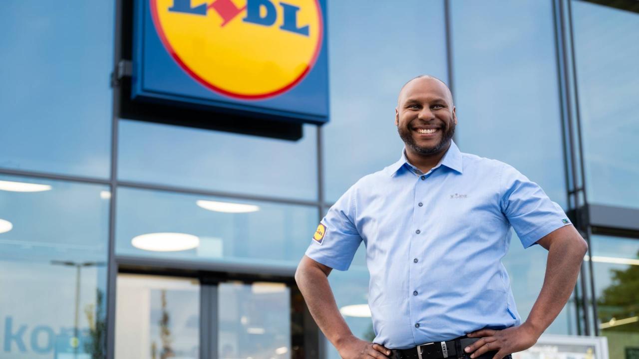 🚀 Op zoek naar een nieuwe uitdaging in de supermarktwereld? Dan heb ik goed nieuws!

In Rotterdam zoeken we versterking op drie sleutelposities. Ben jij of ken jij iemand die klaar is voor de volgende stap bij een organisatie waar je écht het verschil kunt maken? Bekijk dan snel de vacatures hieronder! 👇

📍 Supermarktmanager (32-40 uur)
Jij bent eindverantwoordelijk, leidt het team én de winkel naar succes.
🔗 Bekijk vacature: https://lnkd.in/e2PY6Kup

📍 Plaatsvervangend Supermarktmanager  (32-40 uur)
Samen met de supermarktmanager stuur jij het team aan en zorg je voor een soepel lopende winkel.
🔗 Bekijk vacature: https://lnkd.in/er7wHWq5

📍 Assistent Supermarktmanager (24-40 uur)
De perfecte stap als je ambitie hebt om door te groeien, en wilt meedraaien in het managementteam.
🔗 Bekijk vacature: https://lnkd.in/eEpDkMyG

💬 Meer weten of sparren over jouw mogelijkheden? Stuur me gerust een bericht!
Of tag iemand in de reacties die deze kans niet mag missen ❤️💛💙

#vacature #rotterdam #lidl #leidinggeven #teamwork #supermarkt #werkenbijlidl #managementfuncties