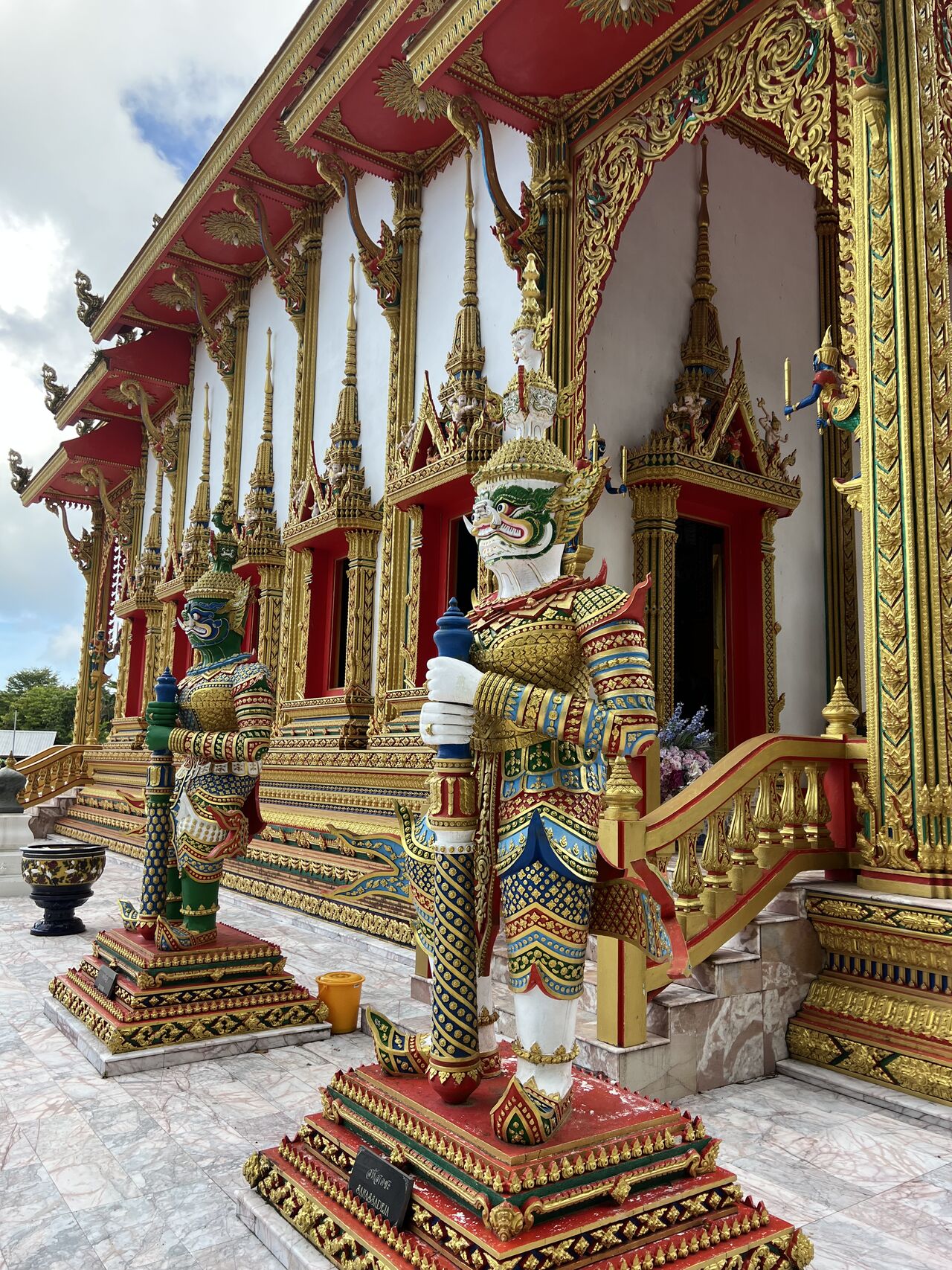 🇹🇭✨ 𝗗𝗿𝗶𝗲 𝘄𝗲𝗸𝗲𝗻 𝗧𝗵𝗮𝗶𝗹𝗮𝗻𝗱. 𝗪𝗮𝘁 𝗲𝗲𝗻 𝗿𝗲𝗶𝘀! 





Van tropische stranden tot jungle, van een kookcursus (waarbij ik iedereen even wilde laten geloven dat ik de nieuwe Gordon Ramsay zou worden 🍳😂) tot talloze avonturen (insecten eten kan ook van de #bucketlist 🦗🦂)

Eén ding is zeker: het restaurantdroompje laat ik toch maar even varen. Althans… tot ik thuis weer in de keuken sta met de ingrediënten van #Lidl, want daar kan je heel goed mee koken 😉 Hoogste #kwaliteit voor de laagste prijs 💶

Nu weer terug in Nederland, opgeladen en vol energie om te knallen! 💥
Want bij Lidl Nederland  hebben we fantastische #vacatures openstaan. Dit is hét moment om in te stappen in een organisatie waar je echt impact kunt maken.

Dus… ben jij of ken jij iemand die klaar is voor een volgende stap? Laat het me weten, ik ga graag met je in gesprek! 🚀

#recruitment #vacatures #werkenbijlidl #teamlidl #backtonormal #hr
