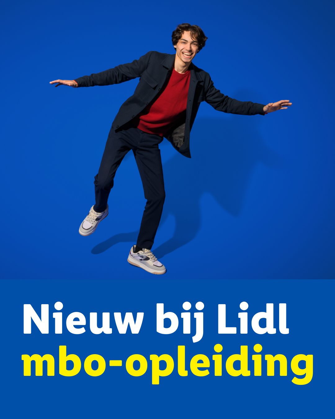 De mbo-opleiding Retailmanager is van start gegaan 🎉. Vorige week is opnieuw een samenwerkingsovereenkomst ondertekend met Samenwerkingsorganisatie Beroepsonderwijs Bedrijfsleven (SBB), waarmee Lidl voor de komende drie jaar erkend blijft als leerbedrijf. In de meeste winkels en op onze distributiecentra bieden we studenten op niveau 2, 3 en 4 een leer-werkplek aan 🎓 🙌
 
Sinds deze maand is het ook intern mogelijk om een mbo-opleiding tot Retailmanager te volgen. Een belangrijke mijlpaal: 50 collega’s zijn gestart in Heerenveen, Schiedam en Den Bosch en hopen over anderhalf jaar hun officiële mbo-diploma in ontvangst te nemen. De laagdrempelige opzet en het stagelopen op de eigen werkplek maken deze opleiding extra aantrekkelijk 💪 

Assistent supermarktmanager Gino Meyners uit Amersfoort is één van de nieuwe mbo-studenten. Toen zijn moeder hem vroeg of hij ook meedeed, realiseerde hij zich dat hij deze kans niet wilde laten liggen. De volgende dag meldde hij zich direct aan. “Ik vind het mooi om samen met collega’s te leren en mezelf verder te ontwikkelen,” vertelt Gino 💙

#werkenbijlidl #teamlidl #retailmanager #mbo