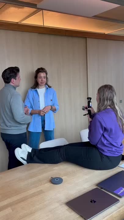 Young Recruiters United x Nutzy | by Purple Squirrel Effect 

Hoe vet is dit? We hebben gisteren met Mitch Gielen en zijn team een fantastische ochtend van gehad.

Jazeker, de Amsterdam -> Eindhoven connection. 

Zij gaan namelijk binnenkort het Young RU Linkedin account overnemen en "Young Recruiters" leren hoe ze hun werkgever kunnen overtuigen om generatiemarketing toe te passen. 

En ja dat doen we aan de hand van shortform met rubrieken als: weerberichten, Mitch / Mitch journaals, een korte talkshow, challenges en een generatie vertaalmachine.

Binnenkort de officiële aankondiging en kort daarna de take-over.

Stay tuned!

#nutzy #partners #youngrecruitersunited