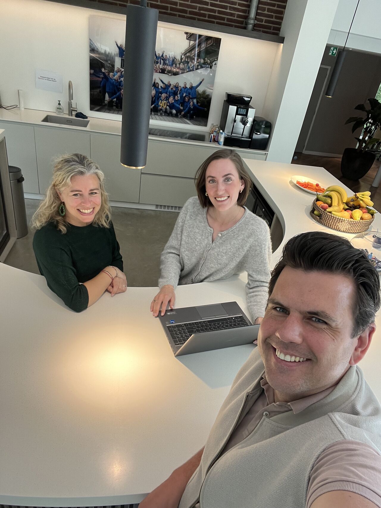 De klik gevonden! 📸 

Werken bij Wesselman Accountants | Adviseurs is het vinden van de perfecte klik in je carrière.

Supertrots dat we daar aan bij mogen dragen. Wij geloven we in de kracht van scherpe, doeltreffende content en zichtbaarheid op ons jobboard: specifiek voor de jonge generatie.

Samen vertalen we werken bij een accountantskantoor naar korte video’s die wél blijven hangen. Heldere communicatie, meer zichtbaarheid en aansluiting bij een jongere doelgroep.

Nina van der Schoot en Sophie Verdonk-Rosmalen, bedankt voor het vertrouwen. We gaan het rocken samen!

Nutzy | by Purple Squirrel Effect

#samenwerking #shortform #geendommedansjes #Wesselman #Nutzy