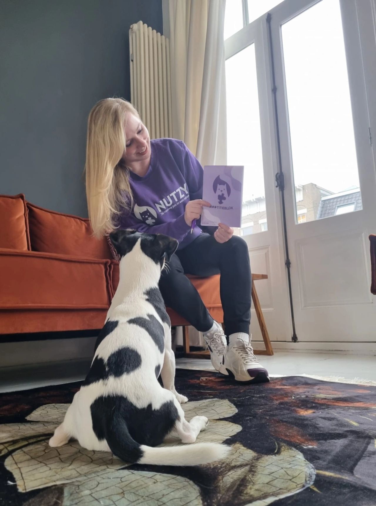Rupert is geen Gen-Z maar kent wel Nutzy 💜 die keek met full attention naar die paarse unicorn, eh, eekhoorn 🙌

Enkele weken geleden volgde ik een middag over het werven van Gen-Z in het Eindhovense en ontmoette ik Mitch Gielen en Kevin van Houten ✅ 

En dat was inspiratie én gezelligheid op het eerste gezicht. 

Deze millennial (of noem je dat een Minnie?) is proud Amba van Nutzy. Dat is kort voor Ambassadeur.

Nu compleet met paarse trui, heb ik eindelijk iets om te matchen met mijn paarse Hi-tecs die net zo old school zijn als ik 🙈 maar met een mindset gericht op de nabije toekomst.

Wil jij ook leren hoe je de aandacht vangt van de werknemers van de toekomst?

To be continued 
#comingsoon #nutzy #ineennotendop #genz #delulu
