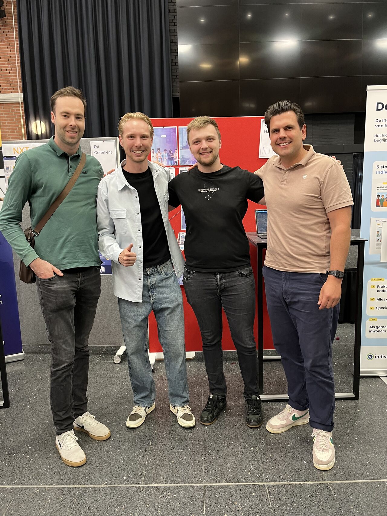 Jouw favoriete boyband in Den Bosch

Gisteren waren we bij de expositie van onze stagiair Koen van Ham. Ofja ex-stagiair en vanaf nu de Saleskoning van het Zuiden.

Koen heeft de afgelopen maanden stage gelopen bij ons en heeft een Business Innovation vraagstuk opgelost. De afgelopen maanden heeft Koen onderzoek gedaan naar de behoefte van Gen Z bij het orienteren op een baan. 

En dan niet alleen vanaf zijn bureau maar ook bij MBO's en HBO's is hij data gaan ophalen, hij heeft werkgevers met de doelgroep aan tafel gezet en heeft echt out of the box gedacht.

Resultaat: een kant-en-klaar rapport in glossyvorm waar onze developers de komende weken mee gaan starten!

En Koen? Die gaat ons verder ondersteunen in sales. Maar nu eerst vakantie, welverdiend!

Thanks Koen, je bent een held!

#avans #businessinnovation #waardevollenieuwedingen #nutzy
