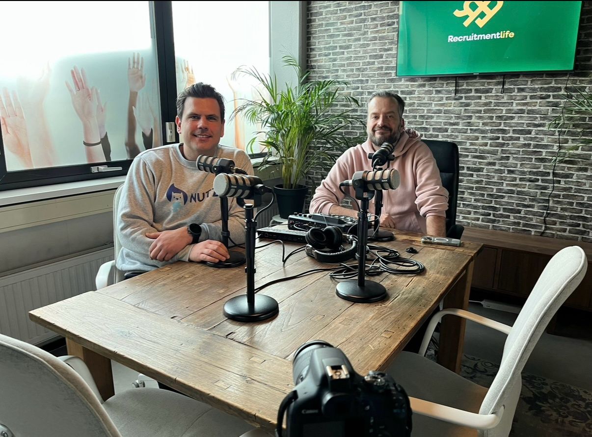 🎙️ Podcast voor bij de pool
Recruitmentlife draait door deze week.

Vandaag een nieuwe aflevering van Het leven van een TA Manager – met Mitch Gielen 
van Nutzy.
We duiken in het werven van Generatie Z:
Wat willen ze? Wat lezen ze (niet)? En hoe blijf je als werkgever relevant zonder jezelf compleet voor schut te zetten op TikTok?

Mitch heeft daar scherpe ideeën over – en deelt ze zonder filter.
Te beluisteren op Recruitmentlife 

( Link in de comments ) 

🎥 Vrijdag:
Aflevering 2 van onze zomerse serie Summercamp!
Deze keer: een krachtig gesprek met Karim Akhlal  over ondernemen in recruitment, persoonlijke groei, en hoe mindset het verschil maakt tussen goed en geweldig en hoe je zijn tech kan gebruiken om te selecteren. 

Voor leden van Recruitmentlife, jij kan al de volgende aflevering vooruit kijken, in de RecruitmentLife omgeving. 

📌 Zet het in je agenda, of beter nog: volg RecruitmentLife zodat je niks mist.

Twee dagen. Twee formats. Twee inspirerende gasten.
Eén missie: recruitment als way of life. 💚

#recruitmentlife #podcast #video #talentacquisition #generationz #ta #recruitment #summercamp #nutzy #karimakhlal #recruitmentlove