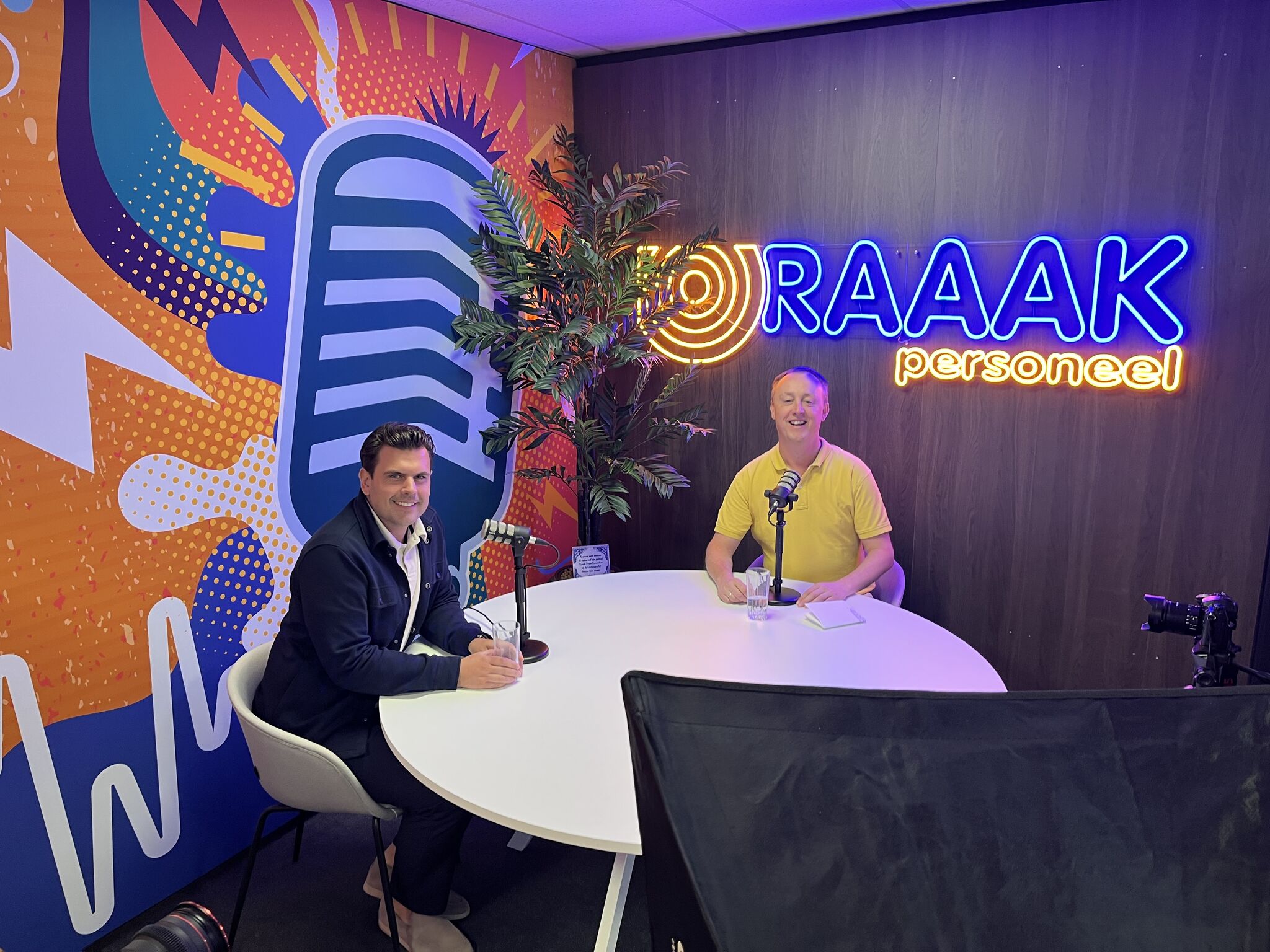 Check dit rijtje:
Aaltje Vincent 👁
Kevin van Houten 😃
Emma Agricola
Anas Moussa
Jesse Geul
Claudia van Dalen
🍀Delilah Hoogstad

En toen waren de échte toppers op en hee daar ben ik! Ook ik was te gast bij de eckte eckte Andreas Bouman en zijn podcast De Aantrekkelijke Werkgever.

Ik mocht vertellen hoe ik zie dat Generatie Z zich beweegt op de arbeidsmarkt en wat onze klanten daarin doen. 

Het werd een verhaal over mijn vader die overleed toen ik 9 was, ons samengestelde gezin en af en toe ook over recruitment.

Vanaf 7 oktober te luisteren. Een oprecht dankjewel aan jou Andreas, wat ben je een fijne host. 

Check hier de afleveringen: https://lnkd.in/efjfYPyJ

#nutzy #podcast #lekkerluisteren
