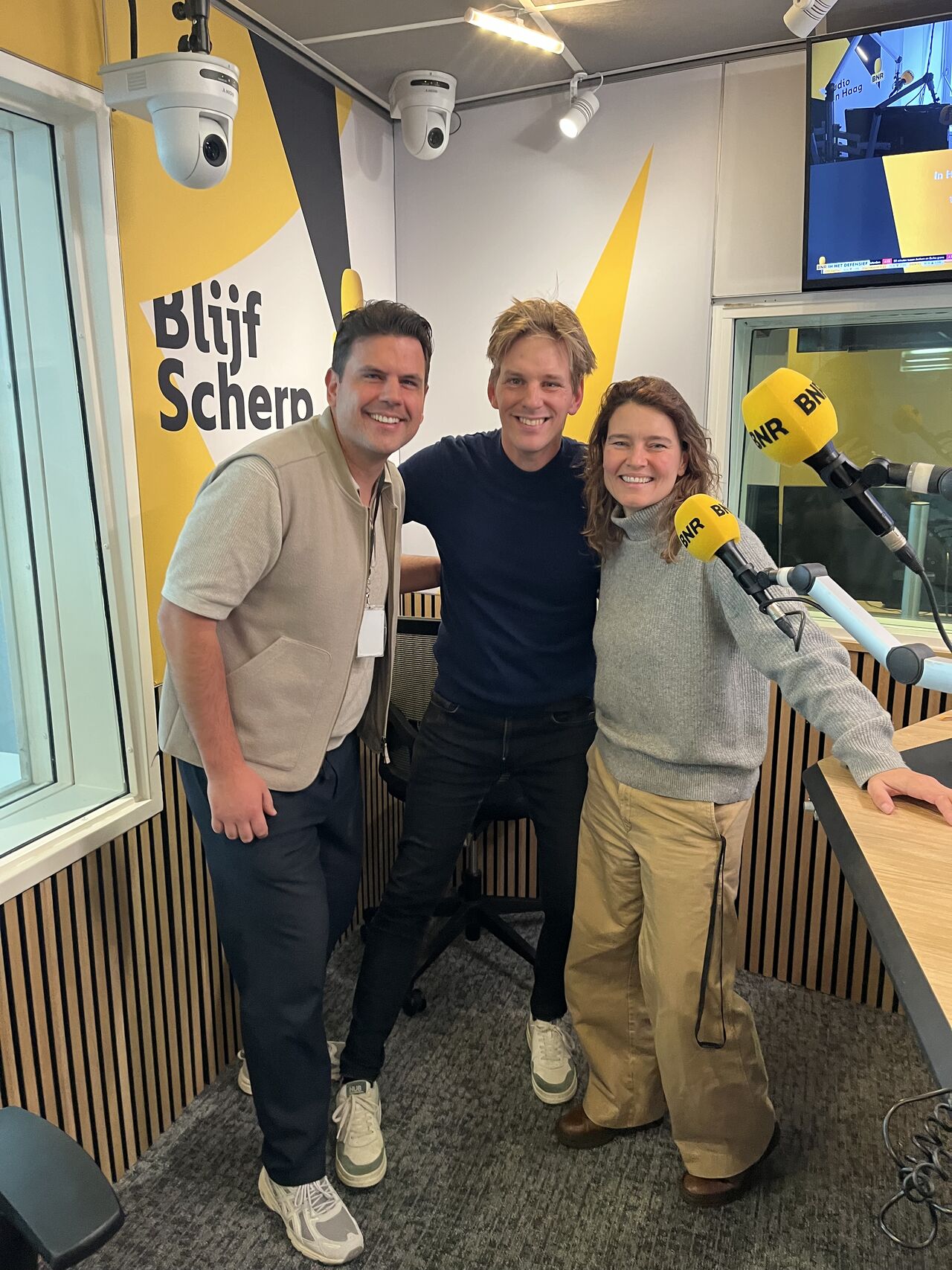 Pitch van Mitch!

Vanmorgen mocht ik los, pitchen bij BNR Nieuwsradio in het programma van Thomas van Zijl met daarna het vragenvuur van Jacqueline van den Ende. Goede nieuws: de brancard en AED zijn opgeborgen gebleven.

Dit was leuk! 

Je kunt het fragment terug luisteren via deze link: https://lnkd.in/eh3rTZ4c. Luister ook vooral de pitch van Toon Stilma die een ware revolutie in gang zet op het gebied van hemodialysebehandeling.

Dankjewel allemaal voor de leuke reacties die ik van de live-luisteraars al heb ontvangen. En wil je meer weten over hoe we jou als werkgever op de juiste manier belichten in de doelgroep Gen Z sta ik natuurlijk altijd open voor een gesprek.

#nutzy #bnr #genz
