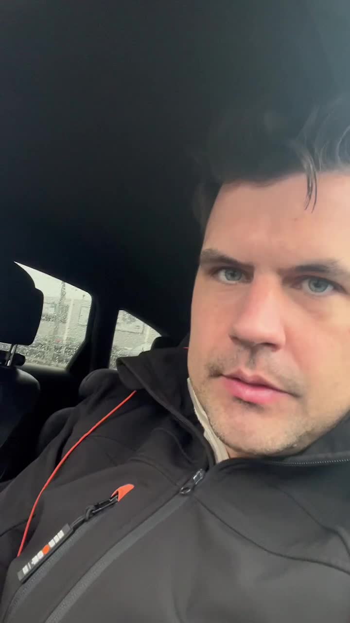 San Francisco, Dubai maar ook bedrijventerrein De Hurk.

Van lekker warm binnen in de BNR Nieuwsradio-studio naar regen op de Hurk.

Living our best life, stay humble. 🎥
Happy Saturday! 

#nutzy #genz #regen