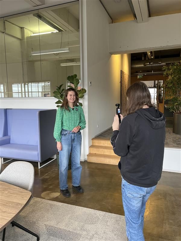 Ons kantoor in het Klokgebouw heeft meer voordelen dan alleen een leuke plek met leuke mensen en supersnel internet.

Onze etage heeft namelijk fantastische hoekjes, zitjes en vergadermogelijkheden die ook nog eens perfect zijn om leuke video's te maken.

Hier zie je Romy shinen tijdens een draaidag in opdracht van MYRRAS van de fantastische Inge van der Heijden.

Nextgen, here we go! Stay tuned!

#nutzy #video #contentcreatie