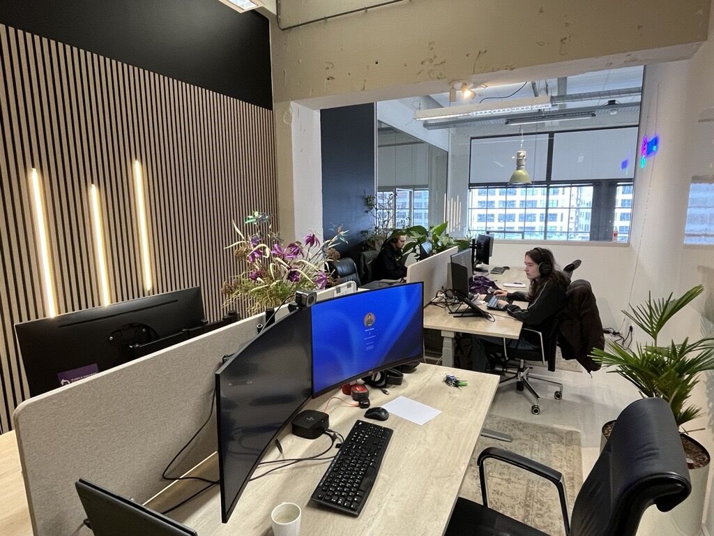 OMG we gaan lekker! 💜 

Afgelopen dinsdag de sleutel, woensdag klein opknapwerk met schilderwerk en akoestische panelen. Je mag me vanaf nu Paneeltje Jans noemen. Donderdag alles laten drogen.

Vrijdag met het team de verhuizing met onder andere Jisca Mannessen die naast sjouwwerk ook voor de mooie bloemen heeft gezorgd en Rowan van Winden aka de plantendokter die de mooiste planten neerzette. 
Dank aan iedereen die geholpen heeft!

Nu helemaal gesetteld, goeie koffie, teveel namen om te onthouden van leuke mensen op de etage en de eerste bestelling ligt bij Houben Worstenbrood. 

Dit gaat vet worden, wat een vibe.

Klokgebouw 150, 5e etage, Strijp, Eindhoven.

Tot snel!

#nutzy #verhuizing #weblijveneentijdje

FOUNDED BY ALL - Creative Business Hub
Nutzy | by Purple Squirrel Effect