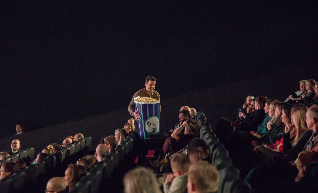 Even een jaar geen popcorn master meer..

Na de Metropool van het Noorden, U'tje, Breedtjedizzle, Opgezwolle en Damsco (Groningen, Utrecht, Breda, Zwolle, Amsterdam, dankjewel) is er een einde gekomen aan de Recruitment Unicorns in Pathé tour.

Dat betekent dat we de afgelopen weken non stop worstenbroodjes, potten Nutella en XXXXL bakken popcorn hebben weg gegeven. 

Ja, we zijn de feeders onder de recruitmentbedrijven. En da's ook iets om trots op te zijn!

Ik ga wel de gezichten zoals op de foto missen zo van 'oh nee, nu heb ik gewonnen, hoe krijg ik al deze popcorn op'. 

Arjan Elbers, alle sprekers en mensen achter de schermen: dankjewel voor de leuke tijd! Tot volgend jaar!

#nutzy #pathe #genzelligheid

📸 credits: de geweldige Linda Snijders