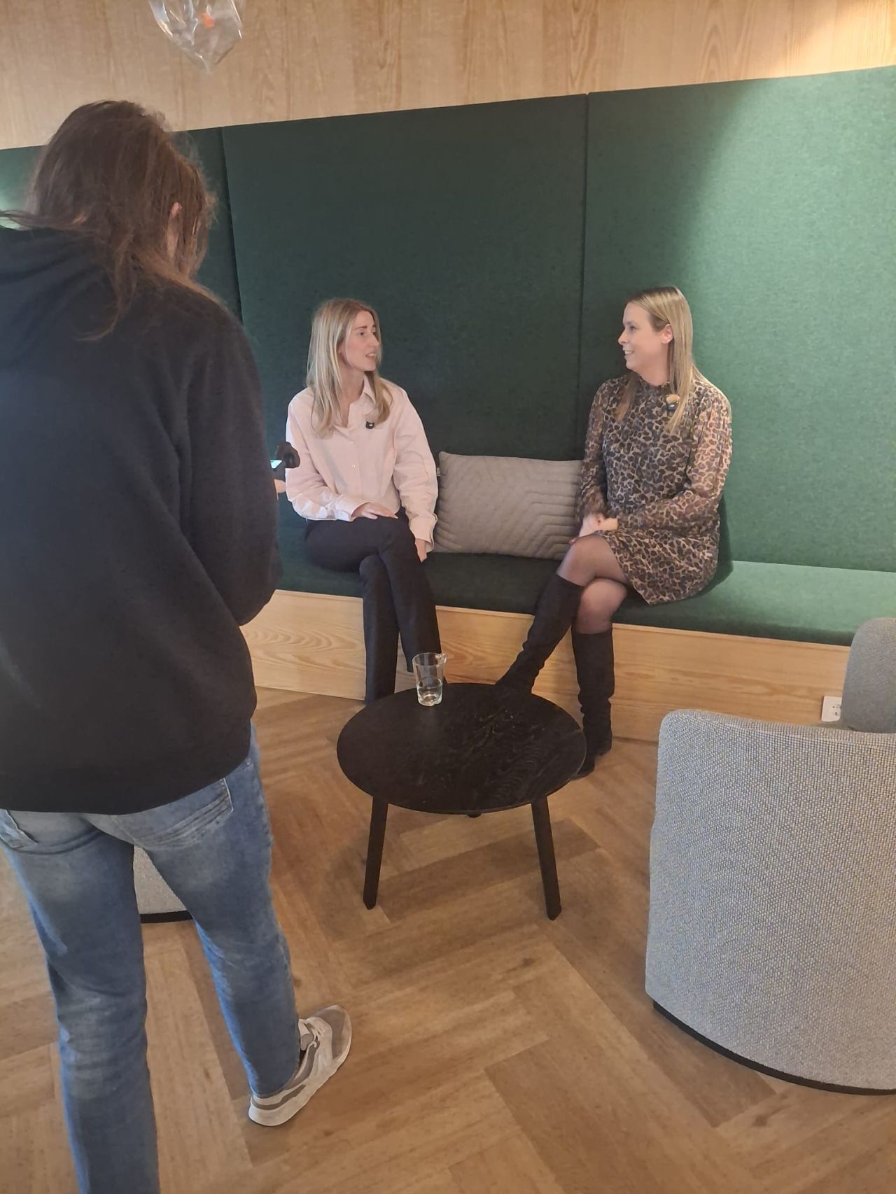 🎬 Yet another set of short form video's

Gisteren waren we wederom bij Joanknecht om de leukste video's op te nemen. Wij geloven in co-creatie, en dat werkt.

We starten met een helder doel met één kernboodschap per video en we kiezen een setting die echt voelt. We werken met de eigen mensen en dit kan in combinatie met creators vanuit ons. Niet alsof ze werken bij jouw bedrijf maar ze zijn er te gast.

Het is onze taak om slim voor te bereiden: vragen, shots, flow en op de draaidag nemen we de tijd. Zonder strakke scripts maar wel met goede voorbereiding en ruimte voor spontaniteit.

In montage houden we het kort en snackable.
Het resultaat is dan geloofwaardige content die jouw toekomstige collega zelfvertrouwen geeft en die aantrekt.

Joanknecht is hier een fantastisch voorbeeld van. Zeker omdat daar ook superenthousiaste en lieve betrokken mensen werken die er samen met ons iets leuks en vets van maken. 

Dankjewel Marlie Wouters, Marlies Vervoordeldonk, Lonneke van Loon - van Bavel, Marije Kuijpers en alle collega's die ons altijd hartelijk ontvangen en de tijd nemen om content op te nemen.

#cocreatie #content #nutzy