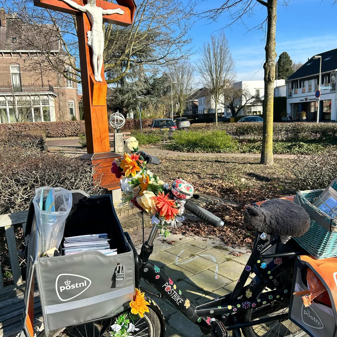 Jezus wat een prachtige dag om te werken @postnl 🌼🌸🌺🌞#lentedag #lente #werkenbijpostnl #genieten #weekend