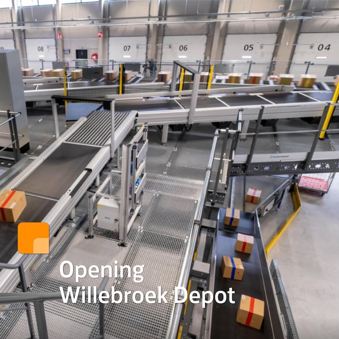 We zijn open!🎉

Op 24 februari drukte PostNL voor het eerst op de knop in het nieuwe depot in Willebroek, maar vandaag is de officiële opening.

Wist je dat deze locatie het eerste hoogtechnologische sorteer- en distributiecentrum van PostNL in België is? 

Er wordt hier gebruik gemaakt van een hoogtechnologische sorteermachine die met zijn snelheid wel 9000 pakketten per uur sorteert. Voor ons is dit natuurlijk super fijn, maar voor de consument nog fijner. Nu kan je je pakje nog gemakkelijker online volgen!�

Good to know; het depot heeft een BREEAM-certifitcaat verkregen. Dit is een keurmerk voor de meest duurzame gebouwen met een minimale milieu-impact. � Op het dak van het sorteercentrum liggen maar liefst 1000 zonnepanelen☀️.

Wij zijn heel blij met de opening in Willebroek. Heb jij het depot al gespot?

#willebroek #depot #opening #officieel #proficiat #newweek #newdepot #trots #werkenbijpostnl #postnlbe #belgie #postnlbelgië #pakketten #delivery