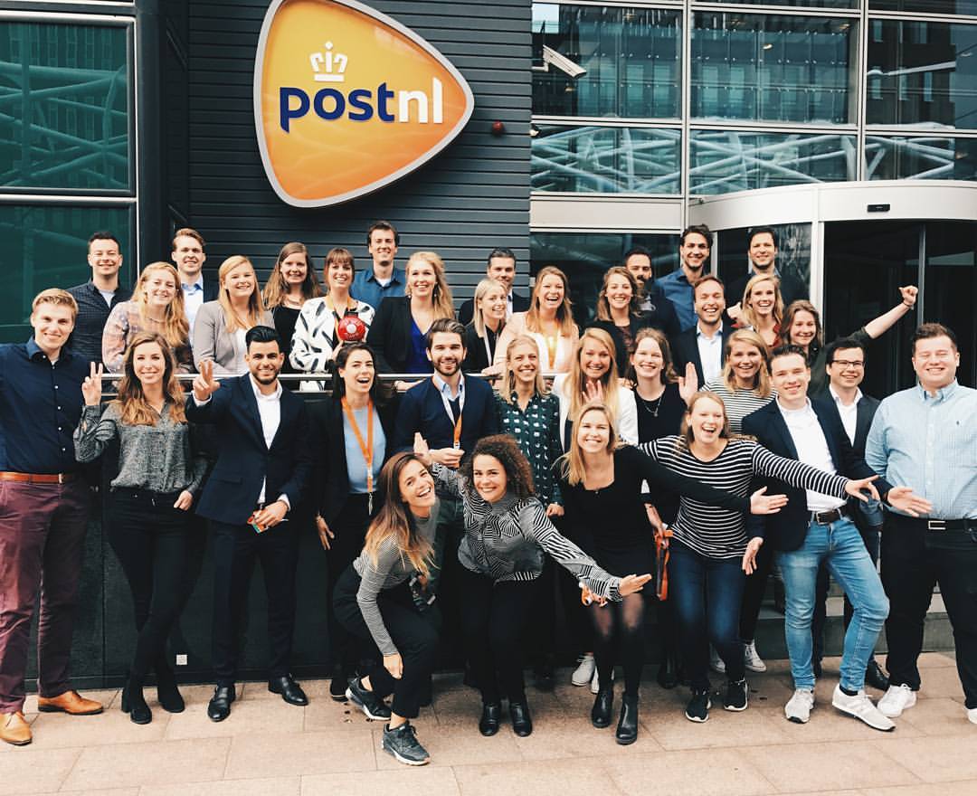 Heb jij je wel eens afgevraagd hoe het is om bij PostNL stage te lopen, een traineeship te volgen of een baan te hebben? Deze 24 studenten wel! Tijdens de business course “The 24 hours of PostNL” zijn zij allerlei uitdagingen aangegaan en ontdekten zij hoe een carrière bij PostNL eruit kan zien. Binnenkort kun je hier een video bekijken over deze 24 uur! Ben je benieuwd geworden? Kijk dan ook eens op www.werkenbijpostnl.nl #PostNL #werkenbijPostNL #the24HoursofPostNL #traineeship #stage