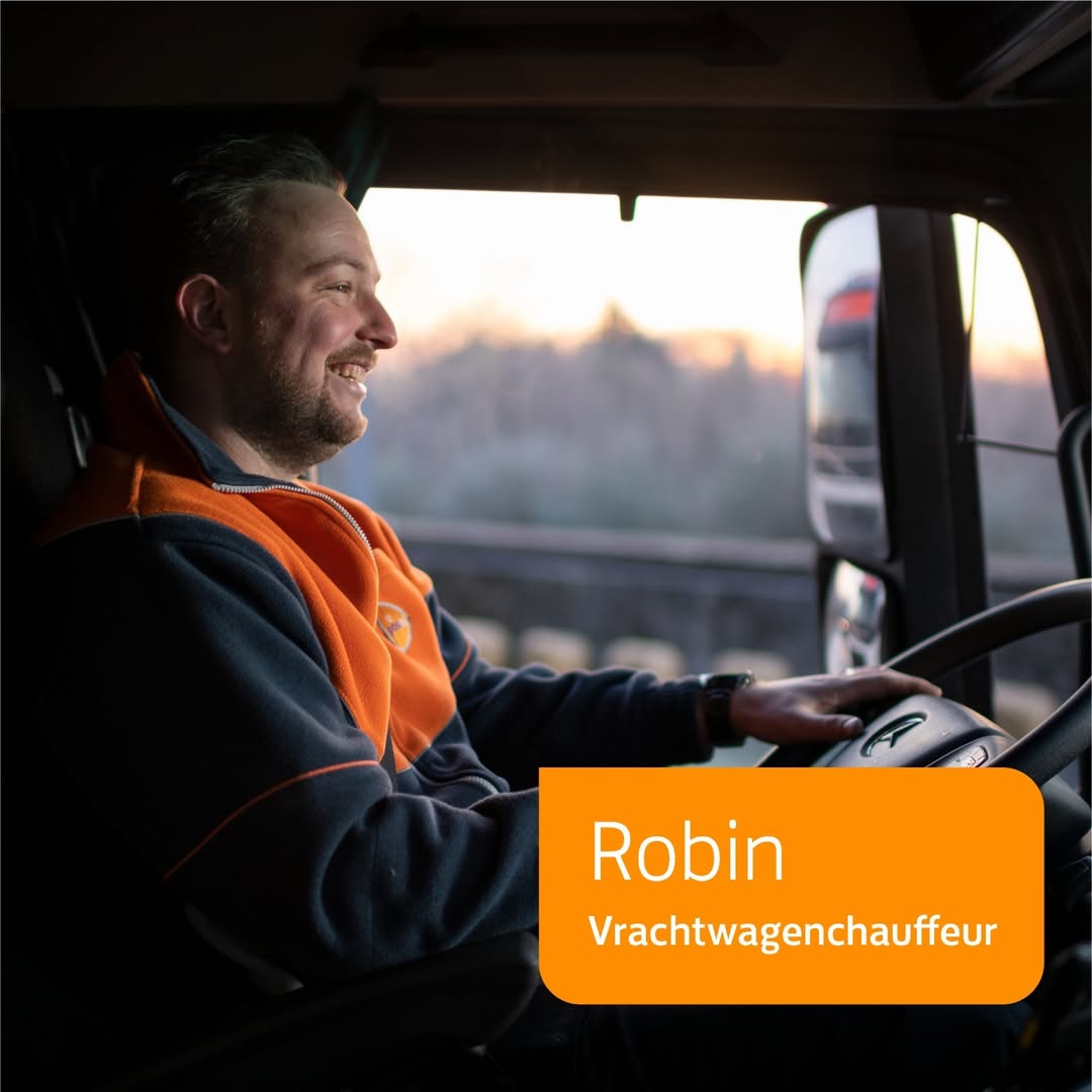 Trucker Robin (31) rijdt alweer twee jaar bij PostNL.🚚 💪 ‘Voor corona werkte ik als zzp’er en verzorgde ik licht en geluid voor theaterproducties. Door het halen van mijn vrachtwagenrijbewijs kon ik alles van a tot z regelen. Toen corona kwam en het werk stil kwam te liggen ben ik direct om me heen gaan kijken. Bij PostNL kon ik veel uren maken. Ik nam alles aan: werken in de nacht en vanaf verschillende locaties. In een korte periode leerde ik de organisatie, het materiaal, mijn collega's en klanten goed kennen. Heel leuk!
Vrachtwagenchauffeurs vervoeren elke dag herinneringen, van rouwpost tot verjaardagscadeaus, dat vind ik het mooiste wat er is.’
.
.
#trucker #truckerlife #topjob #chauffeur #postnl #vrachtwagen #werkenbijpostnl #demensenvanpostnl #DMVPNL #MVPNL #werkenbij