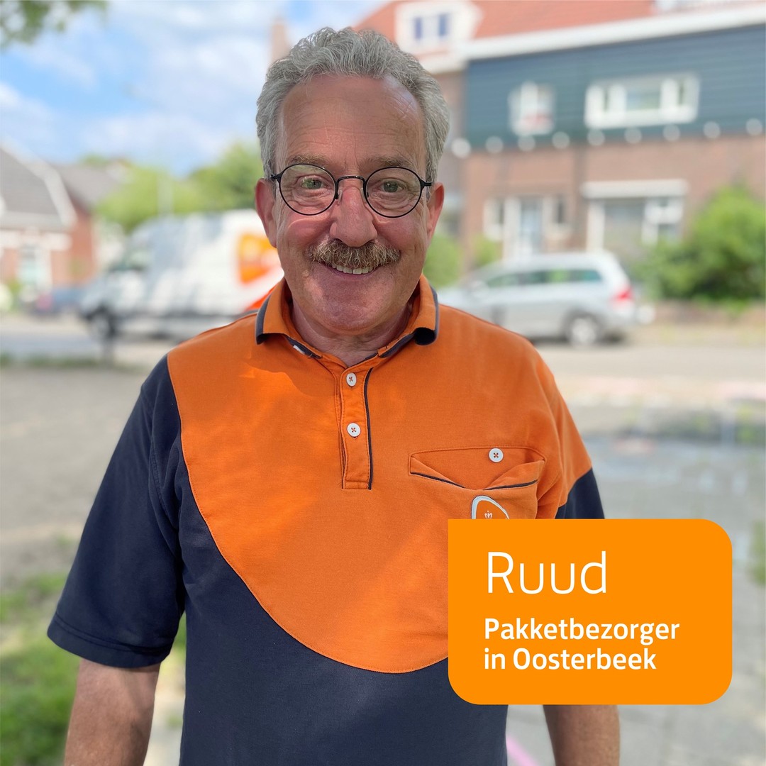 Deze keer in de Mensen van PostNL zetten wij pakketbezorger Ruud in het zonnetje. Ruud nam onlangs na 47 jaar afscheid van ons en geniet momenteel van zijn welverdiende pensioen. Dat hij geliefd is in Oosterbeek (gemeente Renkum) is een ding dat zeker is. Bij zijn laatste rit verrasten buurtbewoners hem massaal. Wij waren erbij met een camera. Het was een feestje!🎉

Wist je eigenlijk dat we op ons YouTube kanaal regelmatig leuke video’s delen van bezorgers die in het zonnetje worden gezet? Je vindt de playlist in de link in bio. 

#DeMensenVanPostNL #mensenvanpostnl #postnl #werkenbijpostnl #pakketbezorger #mijnfavorietebezorger