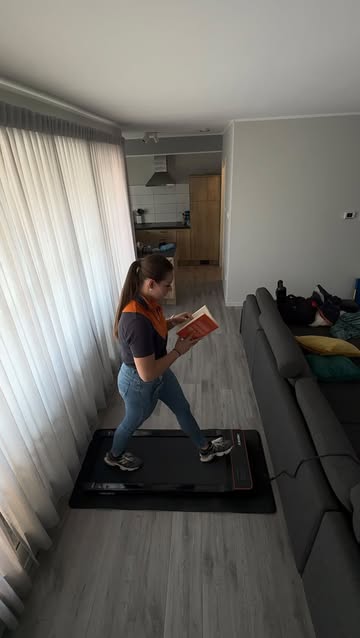 De loopband is van @moovvmore en met code Lieke10 krijg je 10% korting bovenop de sale!🥰

#moovv #moovvmore #loopband #treadmill #lopen #wandelen #10k #stappen #steps #walking #steps #vetverbranding #lezen #reading #multitasken #postnl #werkenbijpostnl #pakketbezorger #liekeschreuder