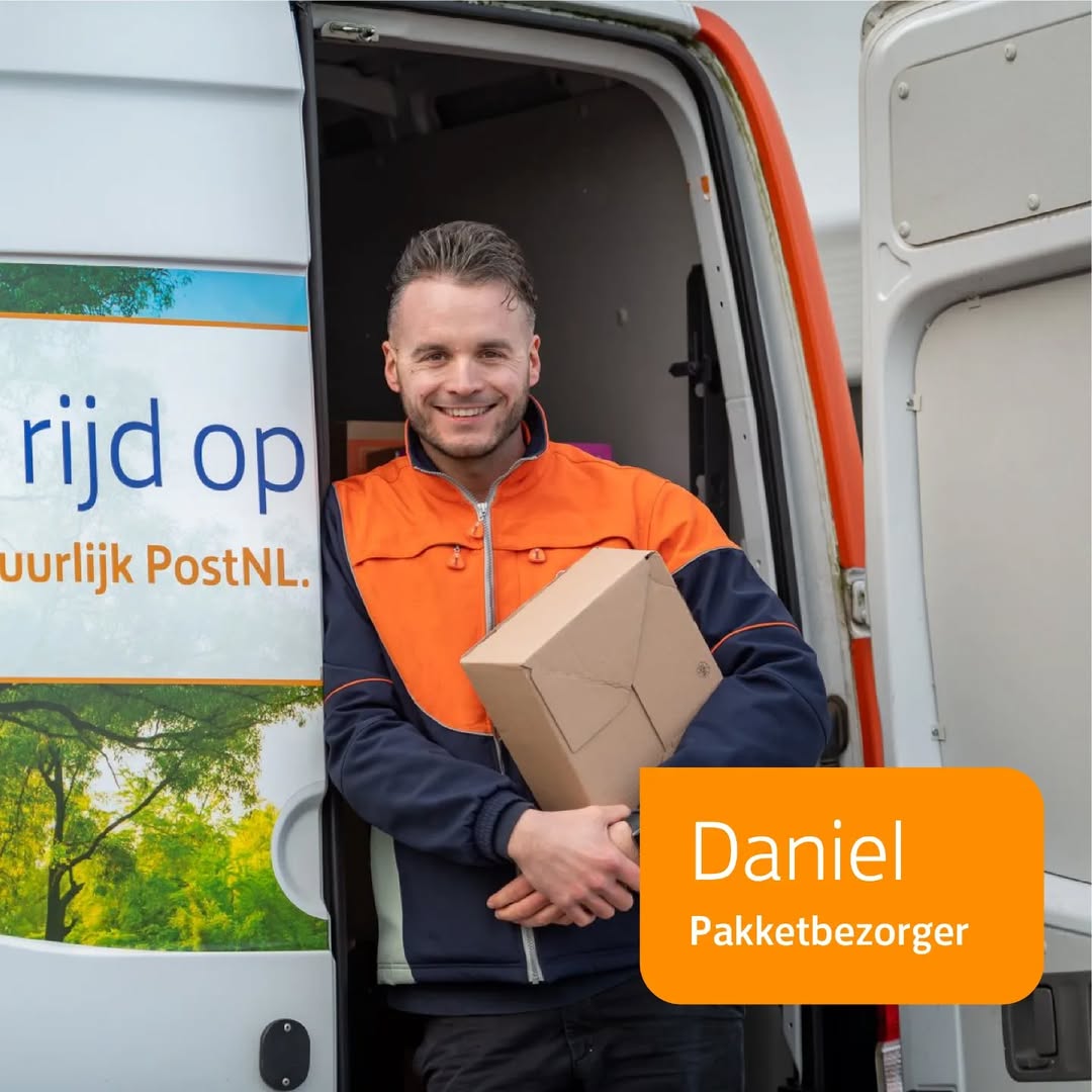 Een tegen eenzaamheid! 🧑🏼‍🤝‍🧑🏾🤝 Daniel is één van de PostNL-bezorgers die meedoet aan een samenwerkingsverband om eenzaamheid te signaleren en te melden bij een plaatselijke welzijnsorganisatie. "Ik kwam ooit bij een klant in een verzorgingstehuis en deed de kastdeur open naast de voordeur. Daar lag nog een pakket van drie maanden geleden. Toen ik aanbelde deed er niemand open. De buren vertelden mij gelukkig dat ze haar pas nog hadden gezien. Ik kon verder eigenlijk niks doen. Nu heb ik een optie om te signaleren. Da's fijn." 
.
.
.
#eentegeneenzaamheid #aandachtvooreenzaamheid #postbezorgers #pakketbezorgers #postnl #demensenvanpostnl #mensenvanpostnl #dmvpnl #werkenbijpostnl