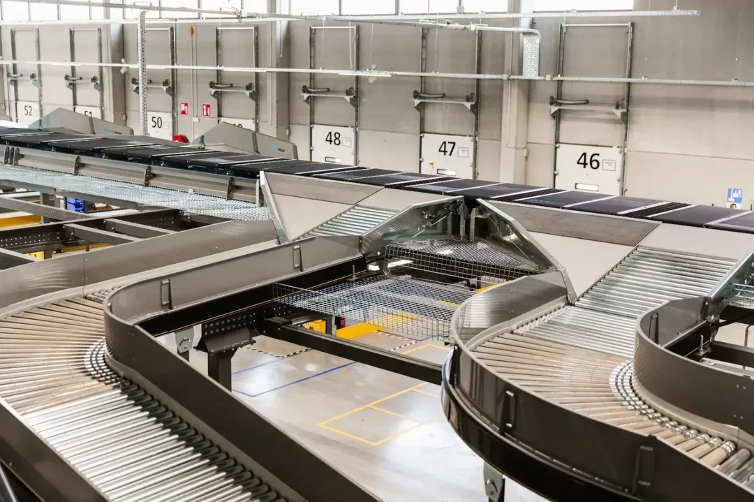 Heb jij je ooit afgevraagd hoe PostNL België ervoor zorgt dat jouw pakjes snel op hun bestemming aankomen? 📦 Op 6 oktober openen we onze deuren tijdens Voka Open Bedrijvendag zodat jij het zelf kan ontdekken. Van onze hypermoderne sorteermachine tot ons dynamisch team – je ziet ze allemaal in actie. Schrijf je snel in via onderstaande link.

📅 Zondag 6 oktober tussen 10u00 en 17u00 
📍 Locatie: Schoondonkweg 21, 2830 Willebroek 
✒ Inschrijven via https://www.openbedrijvendag.be/bedrijven/postnl-pakketten-belgie/ 

#PostNLBelgië #postnlbe #OpenBedrijvendag #obd2024 #Wijbezorgenbijzonderemomenten #werkenbijPostNL #AchterDeSchermen #logistiek