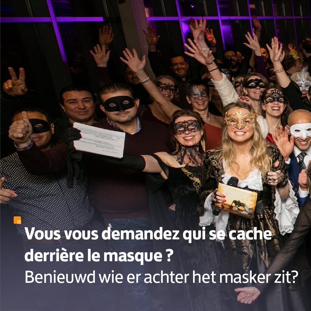 Cheers! 🥂 We gooiden bij @postnl_be de dansbenen los. Het thema van ons jaarlijkse personeelsfeest? The Masquerade Ball 🎭 Maar … dat kon je misschien zelf al raden.

Benieuwd wie er achter het masker verstopt zit? Solliciteer nu en ontdek! Link in bio.

***

Santé! 🥂 Nous avons mis l'ambiance chez @postnl_be. Le thème de notre fête du personnel cette année? Le bal masqué 🎭 Mais ça vous l'aurez peut-être deviné. 

Vous vous demandez qui se cache derrière le masque? Postulez dès maintenant pour le découvrir! Lien dans la bio.

#personeelsfeest #nieuwjaarsevent #nieuwjaarsfeest #solliciteren #werkenbijPostNL #gemaskerdbal #vacatures #linkinbio #postnlbe #postnlbelgie #postnlbelgium #postnlbelgique #wijbezorgenbijzonderemomenten