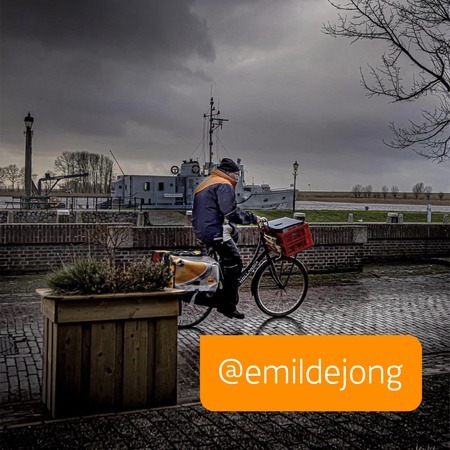 In deze tijd van het jaar is het in Nederland vaak koud, grauw en nat. Onze postbezorgers bikkelen gewoon door om alle post te bezorgen. 💪 Respect! Emil de Jong legde een van hen vast. En dat levert dan wel weer een mooi plaatje op. Bedankt @emildejong!
Wil jij ook een PostNL-moment delen? Tag ons en misschien verschijnt jouw foto hier. 😁
.
.
.
#perfecteplaatje #bezorger #weer #winter #nederland #bezorgen #brieven #post #brievenpost #zeghetmeteenkaartje #weesliefvoorelkaar #postnl #echtepostiszoveelleuker #trots #work #mood #photooftheday #regram #werkenbijpostnl