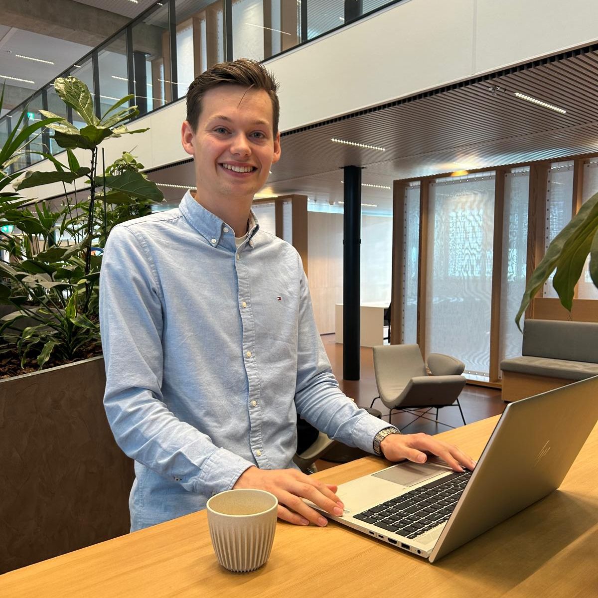 💬 “Met een cijfermatige onderbouwing vlieg ik strategische topics aan” Teun Sturkenboom, die zijn carrière bij PostNL begon met het Finance traineeship, vertelt over zijn ervaring als trainee. Lees verder!👇

🚀 “In mijn eerste opdracht leerde ik het bedrijf en de financiële processen meteen goed kennen en kreeg ik de ruimte om vragen te stellen. Ook kon ik gelijk aan de slag met een praktische opdracht om processen te automatiseren.”

📦 Daarna ging Teun aan de slag met een opdracht voor onze operatie. “Ik bouwde een dashboard in PowerBI voor het wagenpark, en daarvoor moest ik vaak op pakkettendepots zijn. Hierdoor leerde ik veel meer over het hart van ons bedrijf. En omdat ik naast de omzet nu ook inzicht kreeg in de kosten, maakte dat mijn beeld van PostNL een stuk completer. De inzichten van dat dashboard worden nu nog gebruikt voor het monitoren en sturen van de operatie, super gaaf!”

💡 In zijn huidige functie is Teun met zijn team financieel verantwoordelijk voor de omzet van pakketten. “We monitoren en voorspellen de omzet, werken nauw samen met afdelingen als Sales en Pricing, bekijken de resultaten en sturen bij waar nodig.” De rol zorgt ervoor dat Teun met verschillende stakeholders te maken krijgt. “Ik zit echt niet alleen maar achter een bureau in Excel te werken. Juist de sociale en strategische aspecten van deze functie gecombineerd met analytisch denken, past heel erg bij mij!”

🤝 Naast ontwikkeling op professioneel vlak, wordt er volgens Teun ook veel aandacht besteed aan persoonlijke ontwikkeling. “De verschillende workshops binnen het traineeship hebben mij veel nieuwe inzichten gegeven. Onderwerpen als innovatie, diversiteit en persoonlijke groei zorgen ervoor dat je niet alleen breder naar de organisatie kijkt, maar geven je ook de kans om stil te staan bij je eigen ontwikkelpunten. Je krijgt dan echt de kans om uit te zoomen op het werk zelf en gaat met elkaar aan de slag met je leerdoelen.”

😜 Wat Teun het meeste verraste bij PostNL? “Bij PostNL is er een ideale combinatie tussen een resultaatgericht bedrijf gecombineerd met een persoonlijke benadering. Doordat er veel sociale activiteiten worden georganiseerd, leer je ook veel collega’s kennen!”

📈 Wat Teun het meeste waardeert aan werken bij PostNL? “Je leert in korte tijd veel en krijgt snel kansen om verantwoordelijkheid te nemen en daarmee impact te maken. Omdat PostNL zo’n groot bedrijf is, kun je echt alle kanten op. Ik weet dan ook zeker dat ik nog veel groei kan doormaken hier.”

👉 Meer weten over onze traineeships? Kijk op postnl.nl/traineeship 

#werkenbijpostnl #groei #ontwikkeling #finance #commercialcontroller #postnl