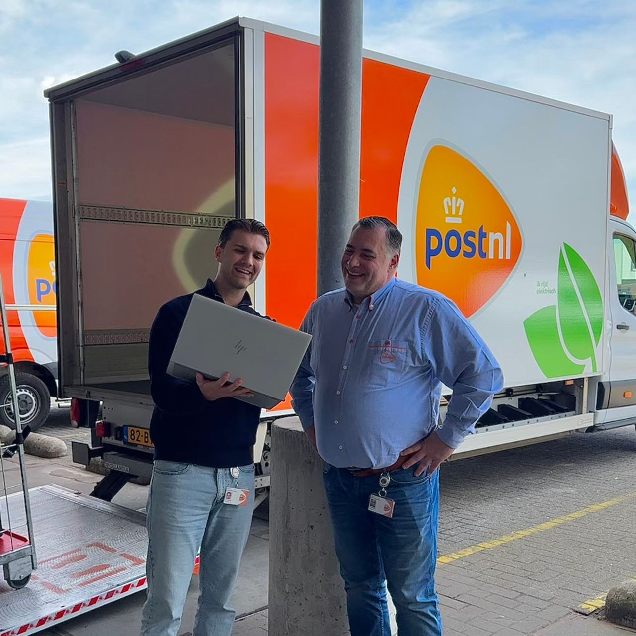 🧡 “Bij PostNL krijg je de volledige scope van logistiek mee, van warehousing tot distributie tot transport. Dat vond ik super interessant, omdat ik nog niet wist wat ik het leukste vond en hier kon ik dat ontdekken.” Cyran van Blitterswijk, die als trainee bij PostNL begon, vertelt over de start van zijn carrière. Lees meer! 👇

🚀 Tijdens zijn traineeship begon Cyran met een opdracht binnen het Tijdgebonden Netwerk (TGN). TGN is verantwoordelijk voor tijdgebonden vervoersactiviteiten voor interne en externe klanten van PostNL, van postzakken tot pakketten. “Het is een cruciaal netwerk, maar vaak onzichtbaar voor buitenstaanders. Voordat ik startte, had ik geen idee hoe complex de logistieke wereld van PostNL zou zijn en hoeveel stappen er voor nodig zijn om een poststuk of pakket te bezorgen. Daar gaat mijn logistieke hart wel sneller van kloppen!”

🙋🏻‍♂️Als teamleider stuurde Cyran een team van chauffeurs aan die een deel van dit vervoer vervulde. “Deze rol gaf me direct verantwoordelijkheid en de kans om mijn leiderschapsvaardigheden te ontwikkelen. Ik kreeg veel energie van de samenwerking en het bereiken van onze gemeenschappelijke doelen.”

🚚 Inmiddels is Cyran regiomanager bij TGN, waar hij verantwoordelijk is voor de operationele activiteiten in het zuiden van Nederland. “Als regiomanager stuur ik een groep teamleiders en een coördinator aan en ben ik eindverantwoordelijk voor de bezetting, de kwaliteit van het werk dat we leveren en de operationele efficiëntie. Daarnaast ben ik ook betrokken bij landelijke vraagstukken en strategische verbeteringen. Een hele diverse rol dus!”

🤝 Wat Cyran bijzonder waardeert bij PostNL is de vrijheid om buiten zijn functie te denken en nieuwe projecten aan te pakken. “Het werk is dynamisch en uitdagend doordat je de ruimte krijgt om je te ontwikkelen en te groeien in verschillende richtingen, ongeacht je functie. Er wordt echt met me meegedacht over welke vervolgstappen voor mij het beste zijn.”

🔄 De betrokkenheid van alle medewerkers bij de organisatie, van jong tot oud, valt Cyran het meeste op. “Bij PostNL voel je je echt onderdeel van iets groters, met de mogelijkheid om invloed uit te oefenen, ongeacht hoe lang je hier werkt.”

👉 Meer weten over onze traineeships? Kijk op postnl.nl/traineeship

#werkenbijpostnl #groei #ontwikkeling #logistiek #TGN #postnl
