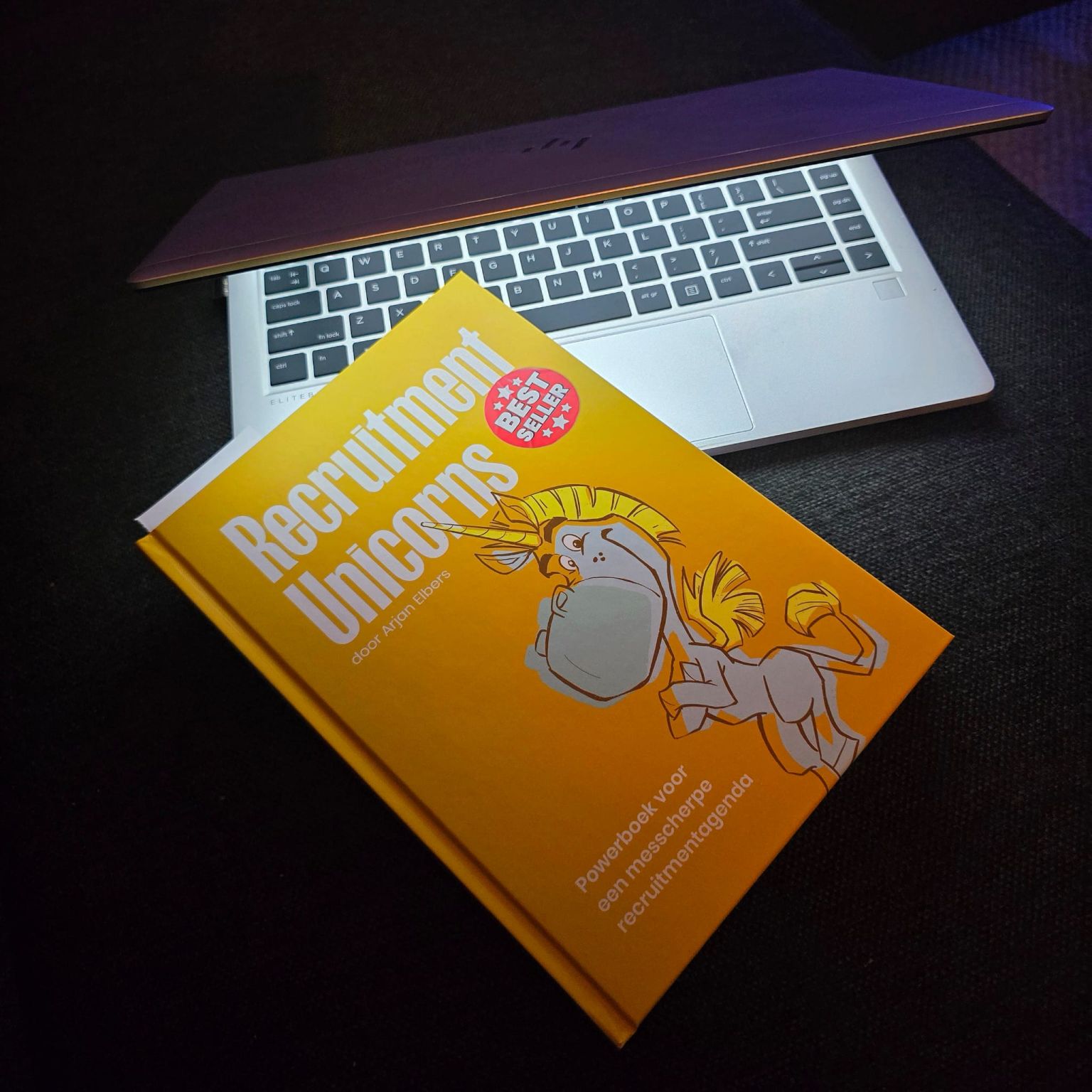 Onlangs ben ik begonnen aan #RecruitmentUnicorns van Arjan Elbers en kan het écht 𝐍𝐈𝐄𝐌𝐀𝐍𝐃 aanraden… tenzij je zin hebt om je complete kijk op recruitment op z’n kop te zetten. 🤯

Serieus, dit boek is een trip. 50 experts, bakken vol inzichten en een schrijfstijl die zo lekker wegleest dat je denkt: 𝒘𝒂𝒂𝒓𝒐𝒎 𝒉𝒆𝒃 𝒊𝒌 𝒅𝒊𝒕 𝒏𝒊𝒆𝒕 𝒆𝒆𝒓𝒅𝒆𝒓 𝒐𝒑𝒈𝒆𝒑𝒂𝒌𝒕? Maar ja, dan moet je dus toegeven dat je nog niet alles wist. En dat is pijnlijk...

Overigens heb ik meteen een van de eerste regels in het boek gebroken: ik ben het gewoon thuis gaan lezen. 😅 𝑆𝑜𝑟𝑟𝑦 𝐴𝑟𝑗𝑎𝑛, 𝑔𝑒𝑒𝑛 𝑘𝑜𝑓𝑓𝑖𝑒𝑡𝑒𝑛𝑡𝑗𝑒, 𝑔𝑒𝑒𝑛 𝑏𝑟𝑢𝑖𝑠𝑒𝑛𝑑𝑒 𝑜𝑚𝑔𝑒𝑣𝑖𝑛𝑔, 𝑔𝑒𝑤𝑜𝑜𝑛 𝑜𝑝 𝑑𝑒 𝑏𝑎𝑛𝑘 𝑚𝑒𝑡 𝑒𝑒𝑛 𝑘𝑜𝑝 𝑠𝑡𝑒𝑟𝑘𝑒 𝑘𝑜𝑓𝑓𝑖𝑒. 𝑁𝑒𝑒, 𝑔𝑒𝑒𝑛 ℎ𝑎𝑣𝑒𝑟𝑚𝑜𝑢𝑡-𝑙𝑎𝑣𝑒𝑛𝑑𝑒𝑙-𝑣𝑎𝑛𝑖𝑙𝑙𝑒-𝑐𝑎𝑟𝑎𝑚𝑒𝑙-𝑐𝑙𝑜𝑢𝑑-𝑚𝑎𝑐𝑐ℎ𝑖𝑎𝑡𝑜 𝑚𝑒𝑡 𝑒𝑒𝑛 𝑠𝑐ℎ𝑒𝑢𝑡𝑗𝑒 𝑎𝑚𝑎𝑛𝑑𝑒𝑙𝑚𝑒𝑙𝑘 𝑒𝑛 𝑒𝑒𝑛 𝑠𝑛𝑢𝑓𝑗𝑒 𝑘𝑎𝑛𝑒𝑒𝑙, 𝑔𝑒𝑤𝑜𝑜𝑛 𝑘𝑜𝑓𝑓𝑖𝑒. ☕Hopelijk werkt het ook zo!

Wat ik er tot nu toe uit haal? Recruitment is niet zomaar een proces, het is een spel van aandacht trekken, relaties bouwen en écht snappen wat kandidaten en organisaties drijft. Employer branding, candidate experience en data-gedreven werving zijn geen ‘buzzwords’, maar cruciale bouwstenen.

Kortom, aanrader! Maar alleen als je zin hebt om je blik te verruimen. Zo niet? Gewoon lekker laten liggen. 😉

#Recruitment #HR #MustRead #UnicornsZijnEcht #Ontwikkeling