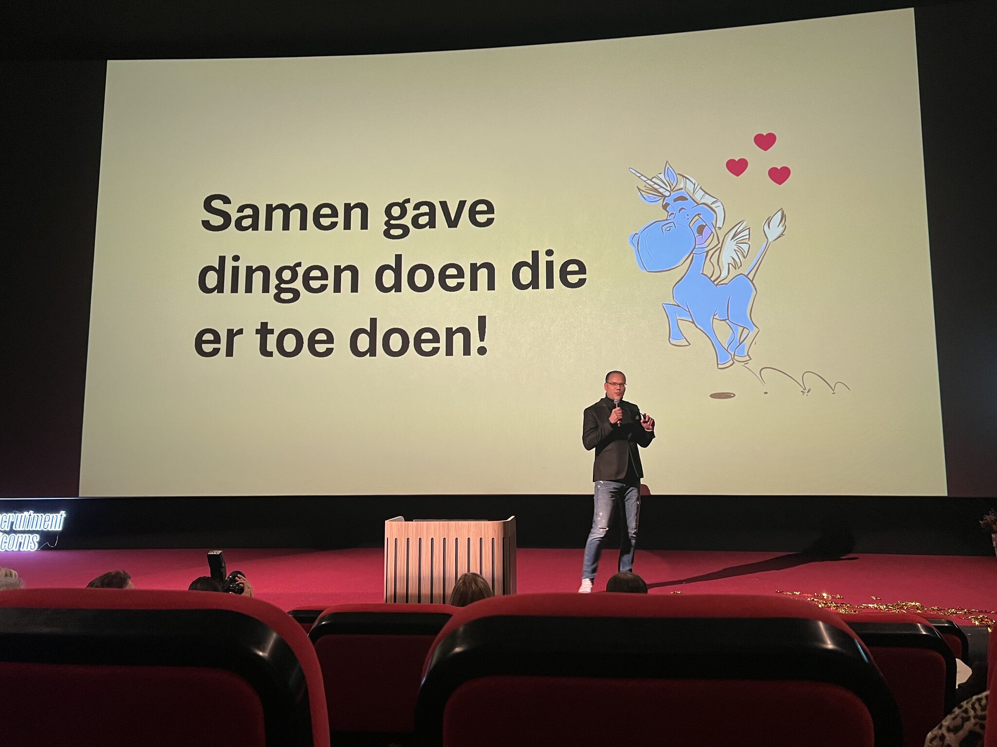 Verover de arbeidsmarkt en word een unicorn! 🦄
Soms vraag ik me af: waar ben ik aan begonnen? Als communicatieadviseur tussen recruiters voel ik me soms een vreemde eend in de bijt. Maar juist door die andere bril en frisse blik wil ik dingen net even anders doen. In het najaar bezocht ik het congres Recruitment Unicorns en kreeg ik een flinke dosis inspiratie van de grootste vakspecialisten:
✨ Wim Davidse 🔥liet me zien hoe de arbeidsmarkt van de toekomst eruitziet. Ondanks de vele gekleurde lijnen gaf hij helder inzicht in de belangrijkste ontwikkelingen.
✨ Marc Hendriks benadrukte hoe essentieel het opleiden van tech-talent is. Zonder techniek staat alles stil, en daar valt geen speld tussen te krijgen!
✨ Caroline Pols hield een krachtig pleidooi: minder hunten, meer verleiden. Nu ben ik nieuwsgierig naar Recruitment Marketing Automation!
✨ Linda Coolegem maakte duidelijk voor elke werkgever: het behouden van medewerkers is het nieuwe goud. Het kost meer om een nieuwe kracht te winnen dan een bestaande te behouden. Waar investeer jij in?
✨ Geert-Jan Waasdorp riep op om anders te durven zijn en te innoveren. Helemaal mijn straatje, want ik ben een echte omdenker!
✨ En tenslotte Arjan Elbers... Is er misschien een plek voor mij in het dreamteam? 👀
Allen bedankt. Recruitment draait niet alleen om mensen vinden, maar ook om verbinden, verleiden en vernieuwen. Ik laat de unicorn in mij los en bereid een messcherp recruitmentagenda voor 2025! 🦄

#RecruitmentUnicorns #Arbeidsmarkt #Inspiratie #Opleiden #Behouden #Vernieuwen #Recruitment #2025 Arbeidsmakelaars