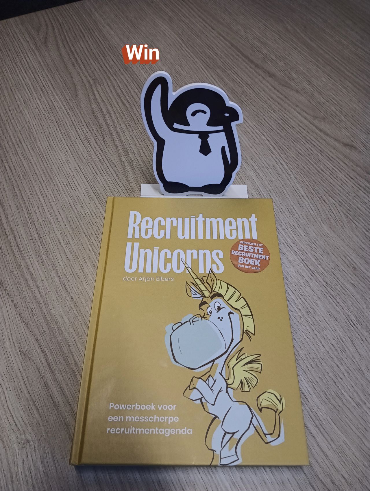 O denneboom o denneboom
Heb jij al een eenhoorn? 🦄
Zo eentje in de vorm van een boek 
Vast al uren op zoek 

In het boekenbos ligt een exemplaar van Recruitment Unicorns van Arjan Elbers 🎄
Een creatieve bijbel met een inspirerende kijk op employer branding en recruitment. 

Dus beste volgelingen😉
Dit boek onder je boom? 
Kans maken is simpel 
Tag de collega aan wie je het boek door geeft na het lezen
#recruitmentunicorns #employerbranding 