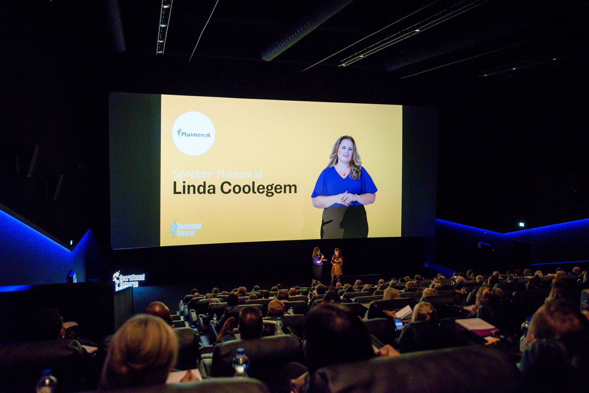 🌟 Wat een inspirerend avontuur bij 'Verover de arbeidsmarkt - Word een Recruitment Unicorn'! 🌟

De afgelopen maanden mochten we in maar liefst zes volle Pathé-zalen met HR-professionals spreken over de arbeidsmarkt van de toekomst. Wat een energie en inzichten hebben we samen gedeeld! Tijdens dit geweldige evenement hebben we namens Pluimen een krachtige boodschap gedeeld: het behouden en waarderen van je bestaande medewerkers is niet alleen effectiever, maar ook vele malen waardevoller (en goedkoper!) dan het continu werven van nieuw talent. Met andere woorden: Behoud is het nieuwe goud!

Jouw medewerkers zijn immers het kloppend hart van je organisatie. Door te investeren in Aanstekelijk Werkgeverschap en échte waardering creëer je niet alleen een geweldige werkplek, maar word je ook een magneet voor nieuw talent. Bovendien is het behoud van talent niet alleen effectiever, maar ook een stuk waardevoller dan continu nieuw personeel werven.

Ben jij benieuwd hoe Pluimen jou kan helpen een Aanstekelijk Werkgever te worden? Neem dan contact met ons op. We vertellen je graag meer!

#HR #RecruitmentUnicorn #Waardering #TalentBehoud #AanstekelijkWerkgeverschap